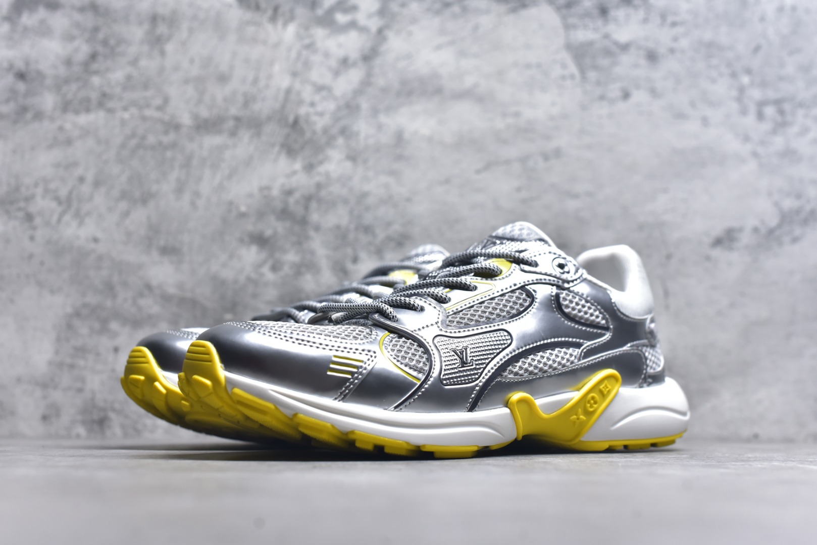 图片[2]-#X1 东莞纯原顶级版本 原版一比一开发 预计今年一款爆款 各大社媒超高点赞 市面最高 细节全方位做到1.1版本路易威登 最新Olympia系列 情侣款 银角大王 休闲 运动鞋 跑鞋 本款 LV Olympia 运动鞋融合网格面料与金属质感合成皮革等科技面料，以利落简约设计重绎经典跑鞋设计。轻盈 EVA 外底成就舒弹穿着体验。Monogram 压纹与 LV 字母等丰富细节树立辨识度 配送专柜精美包装 面料采用原版进口科技面料+网面 内里使用原版定制透气网里 原版开模橡胶发泡材质 size ：35-45-选品中心