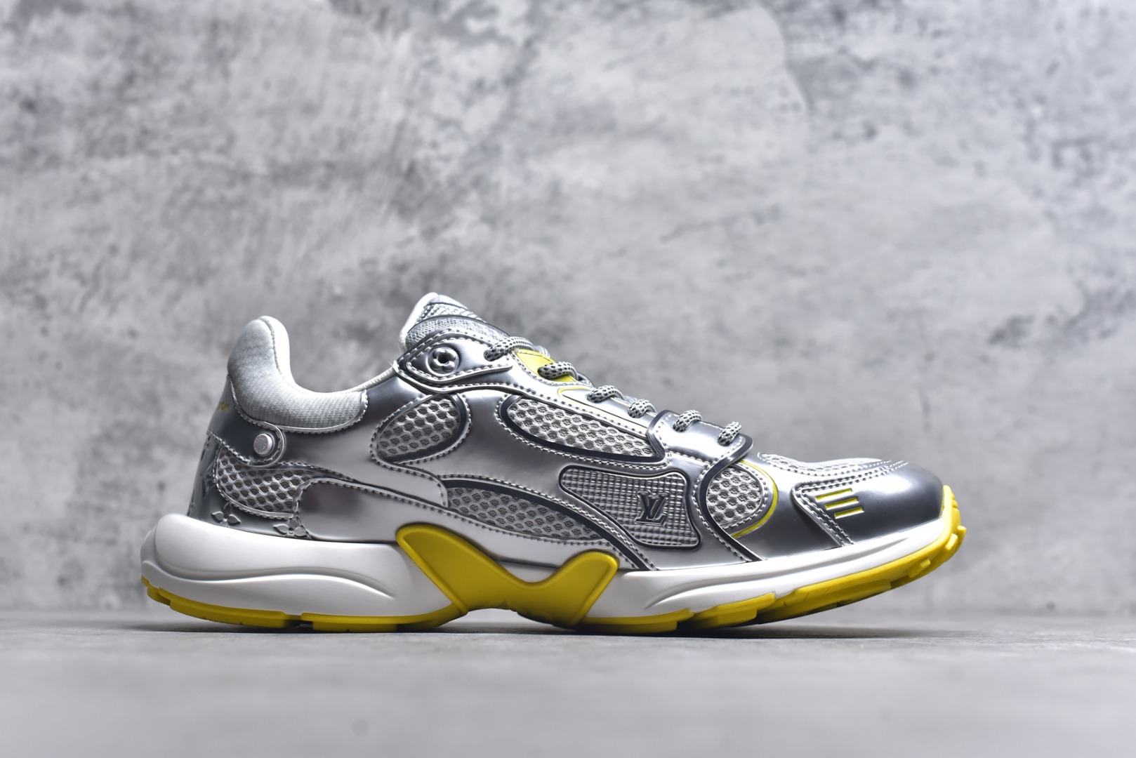 图片[3]-#X1 东莞纯原顶级版本 原版一比一开发 预计今年一款爆款 各大社媒超高点赞 市面最高 细节全方位做到1.1版本路易威登 最新Olympia系列 情侣款 银角大王 休闲 运动鞋 跑鞋 本款 LV Olympia 运动鞋融合网格面料与金属质感合成皮革等科技面料，以利落简约设计重绎经典跑鞋设计。轻盈 EVA 外底成就舒弹穿着体验。Monogram 压纹与 LV 字母等丰富细节树立辨识度 配送专柜精美包装 面料采用原版进口科技面料+网面 内里使用原版定制透气网里 原版开模橡胶发泡材质 size ：35-45-选品中心