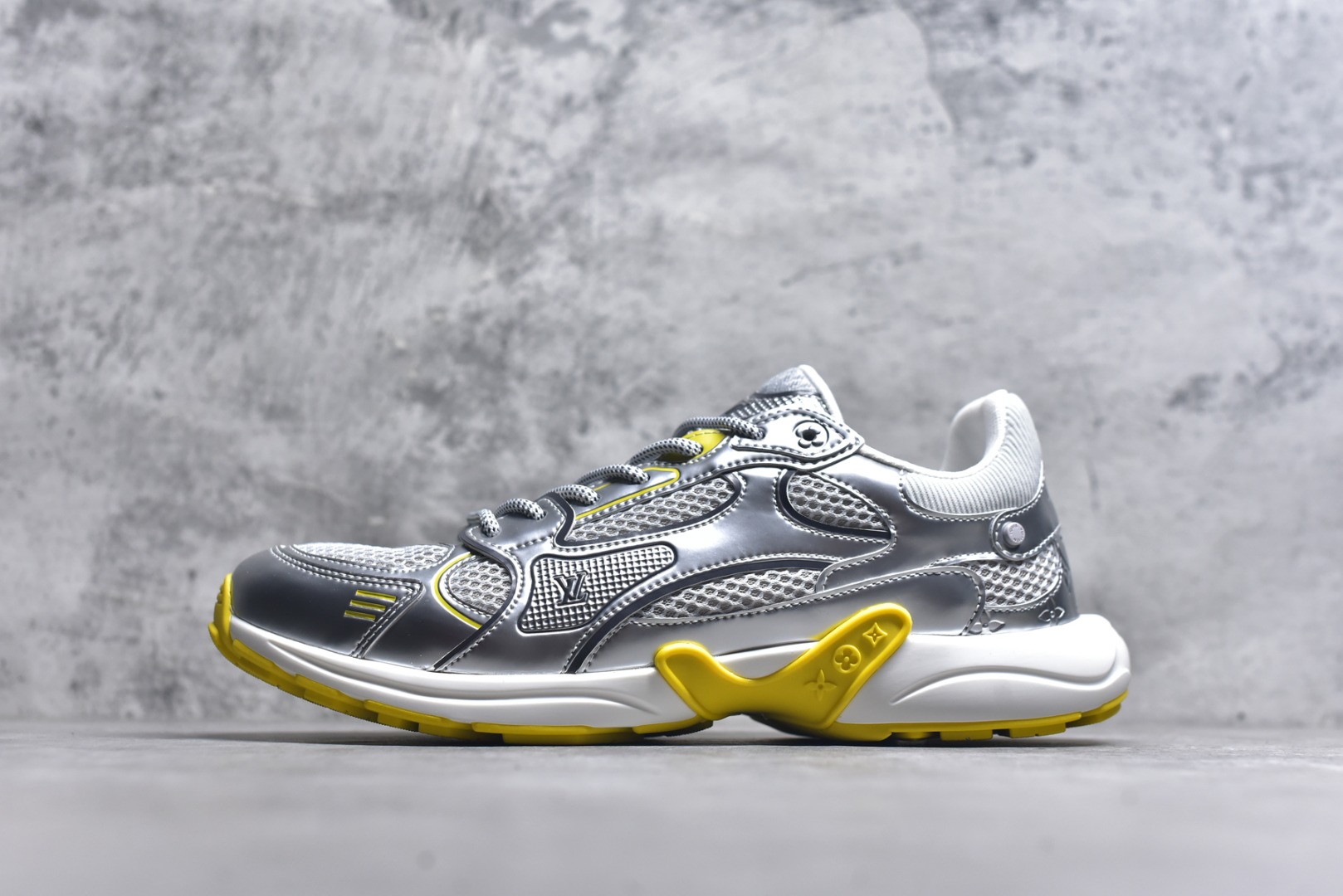 #X1 东莞纯原顶级版本 原版一比一开发 预计今年一款爆款 各大社媒超高点赞 市面最高 细节全方位做到1.1版本路易威登 最新Olympia系列 情侣款 银角大王 休闲 运动鞋 跑鞋 本款 LV Olympia 运动鞋融合网格面料与金属质感合成皮革等科技面料，以利落简约设计重绎经典跑鞋设计。轻盈 EVA 外底成就舒弹穿着体验。Monogram 压纹与 LV 字母等丰富细节树立辨识度 配送专柜精美包装 面料采用原版进口科技面料+网面 内里使用原版定制透气网里 原版开模橡胶发泡材质 size ：35-45-选品中心