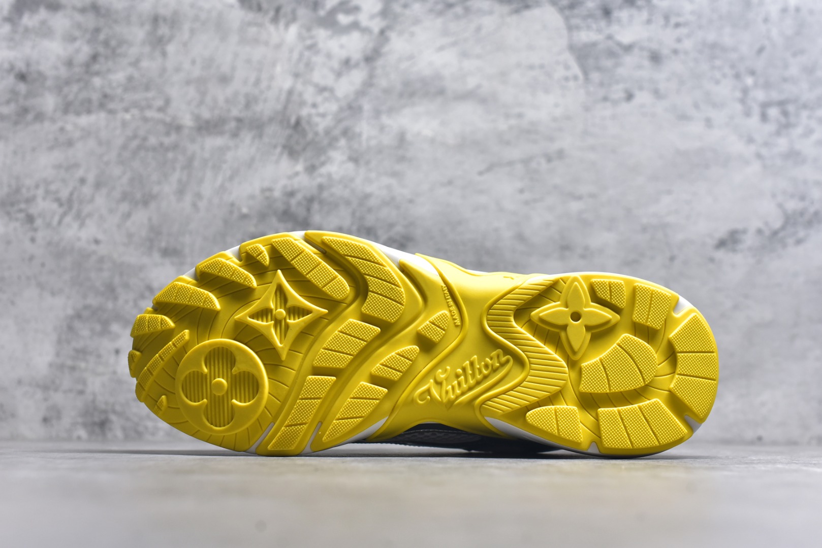 图片[6]-#X1 东莞纯原顶级版本 原版一比一开发 预计今年一款爆款 各大社媒超高点赞 市面最高 细节全方位做到1.1版本路易威登 最新Olympia系列 情侣款 银角大王 休闲 运动鞋 跑鞋 本款 LV Olympia 运动鞋融合网格面料与金属质感合成皮革等科技面料，以利落简约设计重绎经典跑鞋设计。轻盈 EVA 外底成就舒弹穿着体验。Monogram 压纹与 LV 字母等丰富细节树立辨识度 配送专柜精美包装 面料采用原版进口科技面料+网面 内里使用原版定制透气网里 原版开模橡胶发泡材质 size ：35-45-选品中心