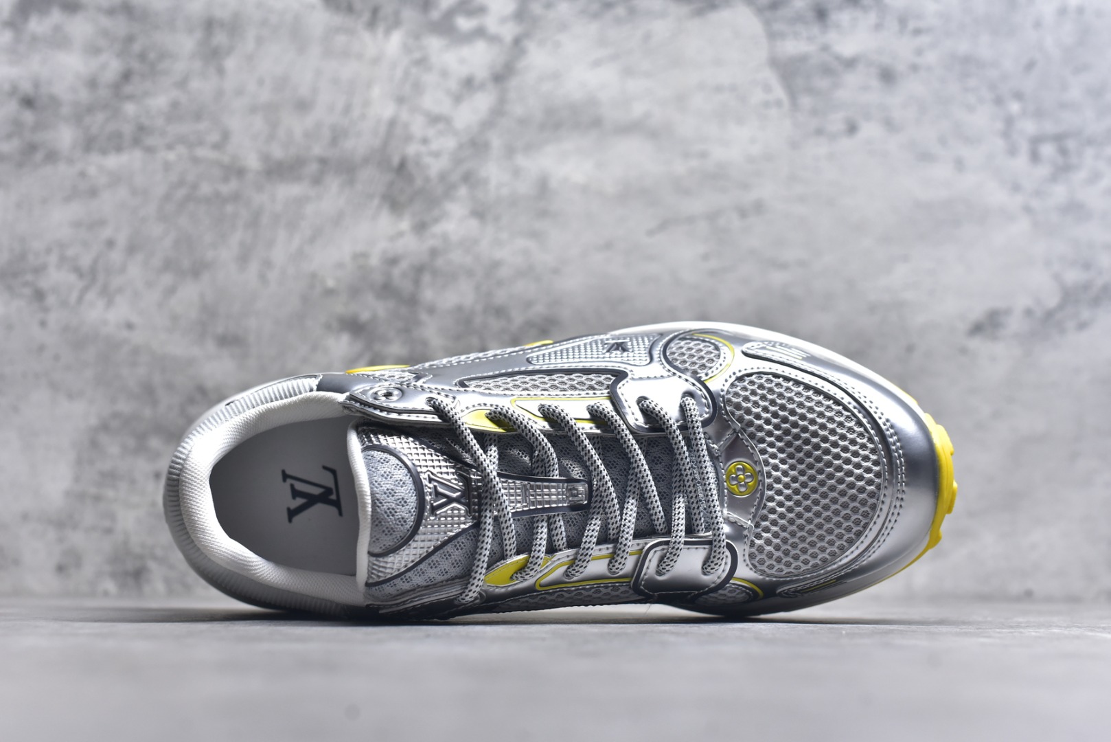 图片[4]-#X1 东莞纯原顶级版本 原版一比一开发 预计今年一款爆款 各大社媒超高点赞 市面最高 细节全方位做到1.1版本路易威登 最新Olympia系列 情侣款 银角大王 休闲 运动鞋 跑鞋 本款 LV Olympia 运动鞋融合网格面料与金属质感合成皮革等科技面料，以利落简约设计重绎经典跑鞋设计。轻盈 EVA 外底成就舒弹穿着体验。Monogram 压纹与 LV 字母等丰富细节树立辨识度 配送专柜精美包装 面料采用原版进口科技面料+网面 内里使用原版定制透气网里 原版开模橡胶发泡材质 size ：35-45-选品中心