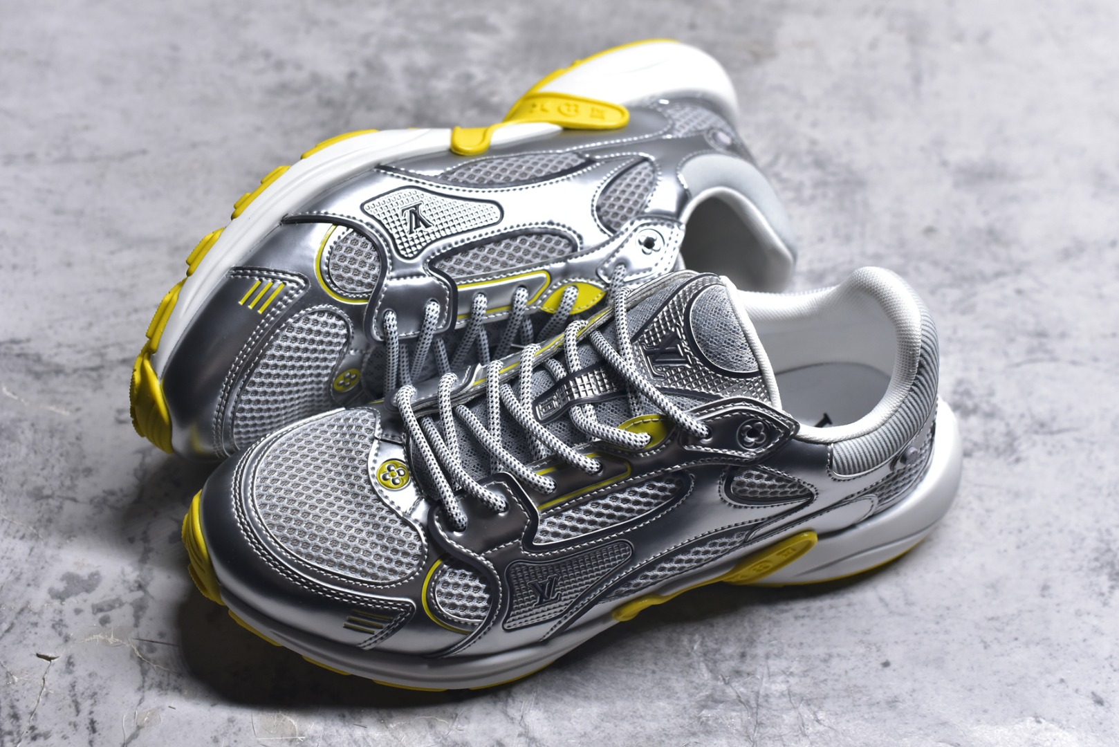 图片[7]-#X1 东莞纯原顶级版本 原版一比一开发 预计今年一款爆款 各大社媒超高点赞 市面最高 细节全方位做到1.1版本路易威登 最新Olympia系列 情侣款 银角大王 休闲 运动鞋 跑鞋 本款 LV Olympia 运动鞋融合网格面料与金属质感合成皮革等科技面料，以利落简约设计重绎经典跑鞋设计。轻盈 EVA 外底成就舒弹穿着体验。Monogram 压纹与 LV 字母等丰富细节树立辨识度 配送专柜精美包装 面料采用原版进口科技面料+网面 内里使用原版定制透气网里 原版开模橡胶发泡材质 size ：35-45-选品中心