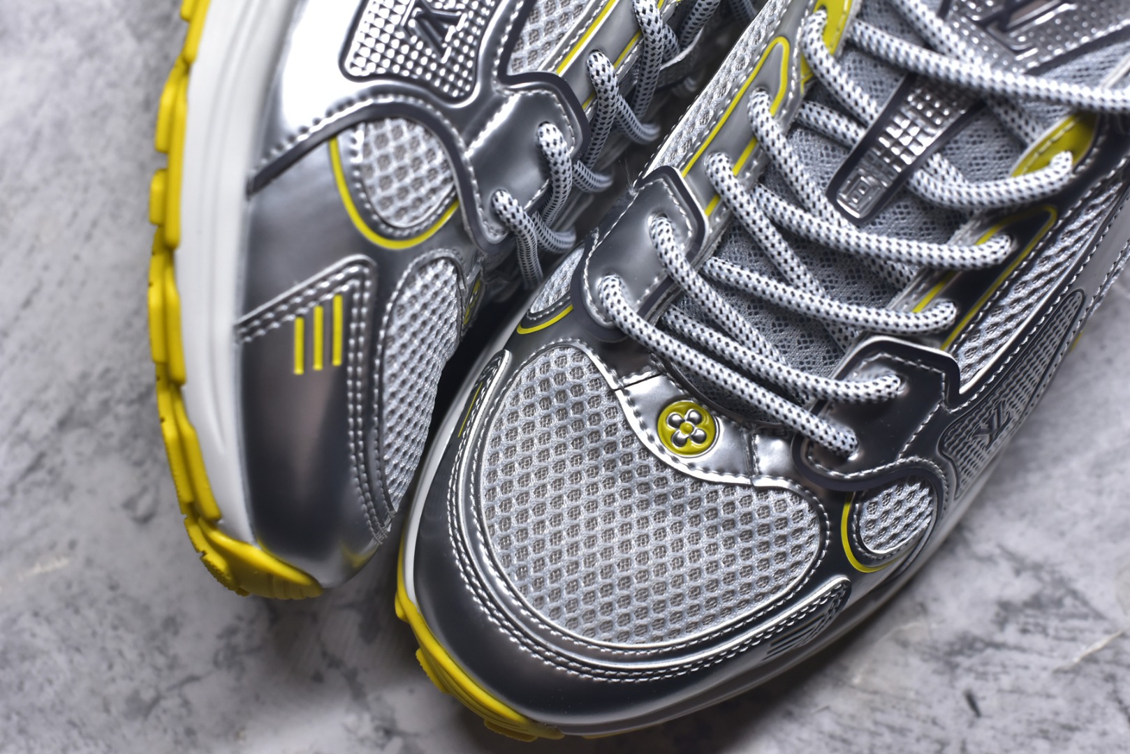 图片[8]-#X1 东莞纯原顶级版本 原版一比一开发 预计今年一款爆款 各大社媒超高点赞 市面最高 细节全方位做到1.1版本路易威登 最新Olympia系列 情侣款 银角大王 休闲 运动鞋 跑鞋 本款 LV Olympia 运动鞋融合网格面料与金属质感合成皮革等科技面料，以利落简约设计重绎经典跑鞋设计。轻盈 EVA 外底成就舒弹穿着体验。Monogram 压纹与 LV 字母等丰富细节树立辨识度 配送专柜精美包装 面料采用原版进口科技面料+网面 内里使用原版定制透气网里 原版开模橡胶发泡材质 size ：35-45-选品中心