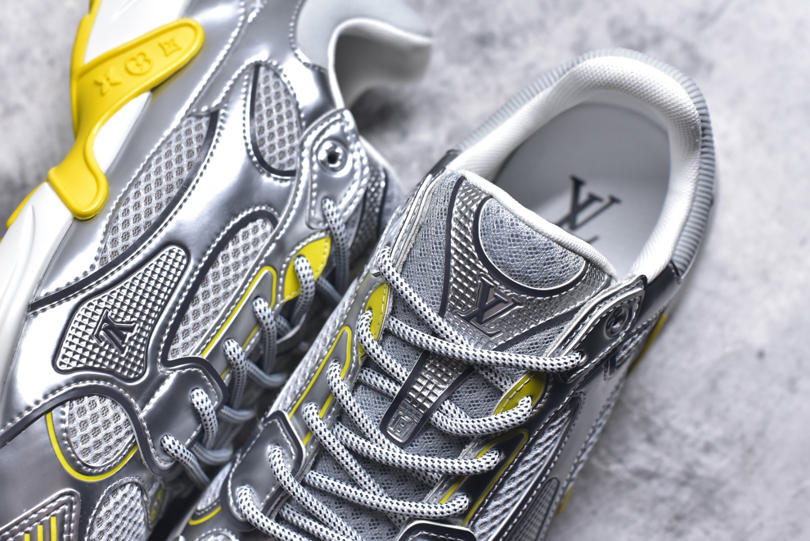 图片[9]-#X1 东莞纯原顶级版本 原版一比一开发 预计今年一款爆款 各大社媒超高点赞 市面最高 细节全方位做到1.1版本路易威登 最新Olympia系列 情侣款 银角大王 休闲 运动鞋 跑鞋 本款 LV Olympia 运动鞋融合网格面料与金属质感合成皮革等科技面料，以利落简约设计重绎经典跑鞋设计。轻盈 EVA 外底成就舒弹穿着体验。Monogram 压纹与 LV 字母等丰富细节树立辨识度 配送专柜精美包装 面料采用原版进口科技面料+网面 内里使用原版定制透气网里 原版开模橡胶发泡材质 size ：35-45-选品中心