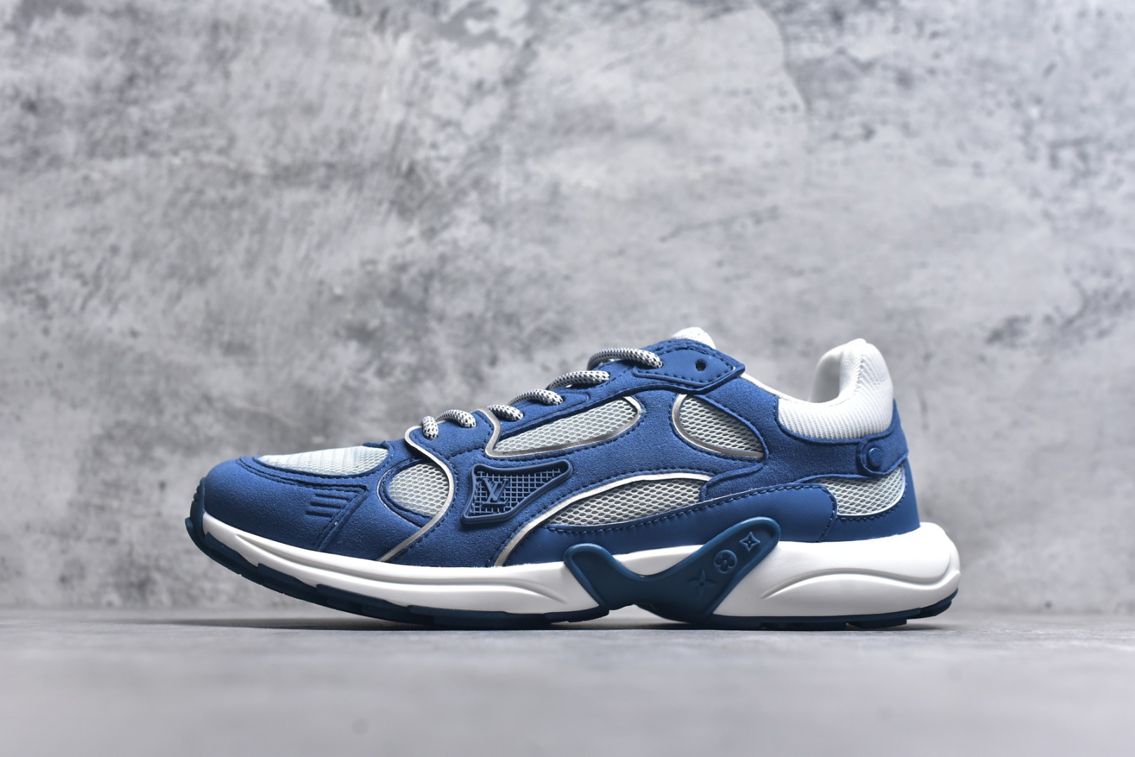 #X1 东莞纯原顶级版本 原版一比一开发 预计今年一款爆款 各大社媒超高点赞 市面最高 细节全方位做到1.1版本路易威登 最新Olympia系列 情侣款 银角大王 休闲 运动鞋 跑鞋 本款 LV Olympia 运动鞋融合网格面料与金属质感合成皮革等科技面料，以利落简约设计重绎经典跑鞋设计。轻盈 EVA 外底成就舒弹穿着体验。Monogram 压纹与 LV 字母等丰富细节树立辨识度 配送专柜精美包装 面料采用原版进口科技面料+网面 内里使用原版定制透气网里 原版开模橡胶发泡材质 size ：35-45-选品中心