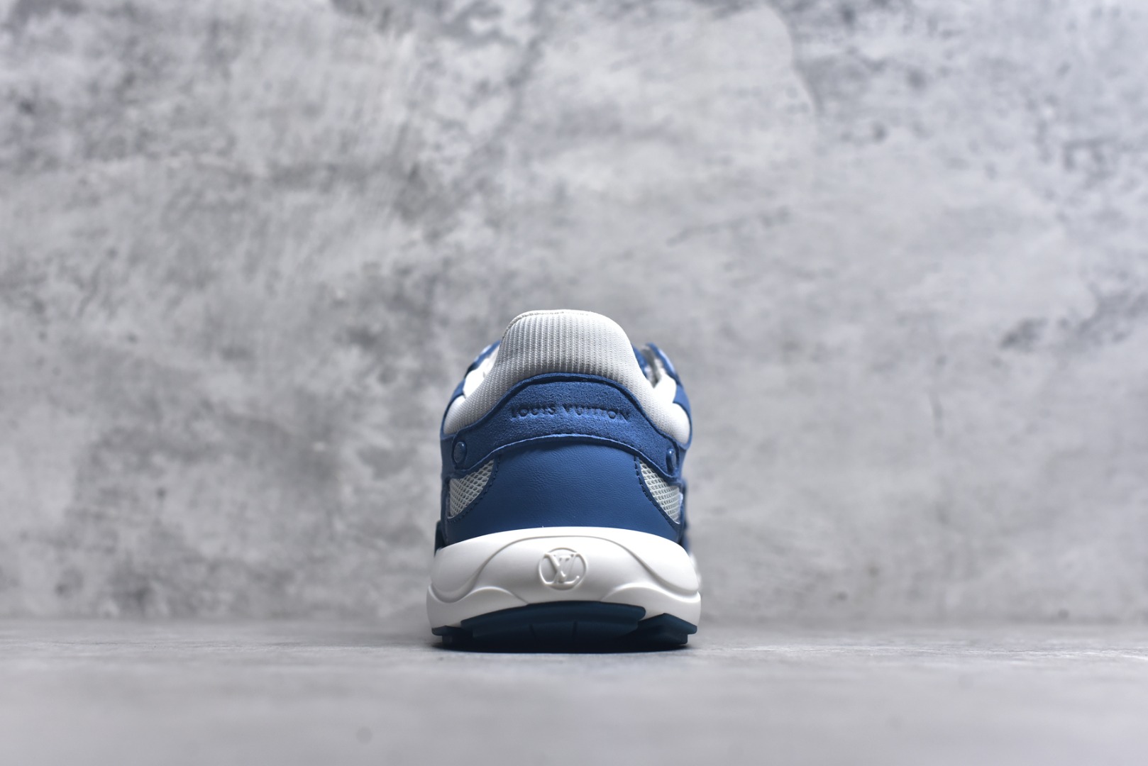 图片[5]-#X1 东莞纯原顶级版本 原版一比一开发 预计今年一款爆款 各大社媒超高点赞 市面最高 细节全方位做到1.1版本路易威登 最新Olympia系列 情侣款 银角大王 休闲 运动鞋 跑鞋 本款 LV Olympia 运动鞋融合网格面料与金属质感合成皮革等科技面料，以利落简约设计重绎经典跑鞋设计。轻盈 EVA 外底成就舒弹穿着体验。Monogram 压纹与 LV 字母等丰富细节树立辨识度 配送专柜精美包装 面料采用原版进口科技面料+网面 内里使用原版定制透气网里 原版开模橡胶发泡材质 size ：35-45-选品中心