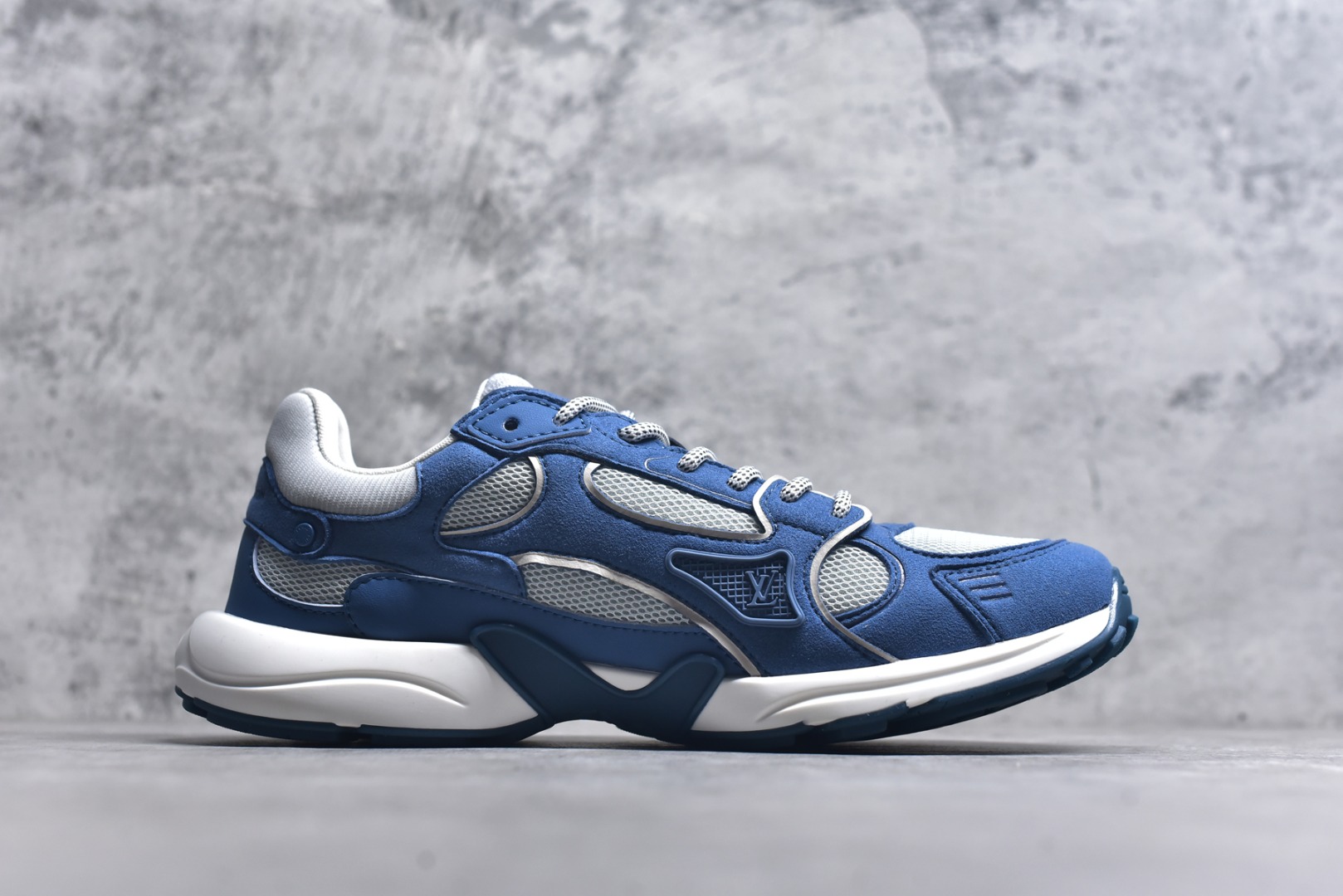 图片[3]-#X1 东莞纯原顶级版本 原版一比一开发 预计今年一款爆款 各大社媒超高点赞 市面最高 细节全方位做到1.1版本路易威登 最新Olympia系列 情侣款 银角大王 休闲 运动鞋 跑鞋 本款 LV Olympia 运动鞋融合网格面料与金属质感合成皮革等科技面料，以利落简约设计重绎经典跑鞋设计。轻盈 EVA 外底成就舒弹穿着体验。Monogram 压纹与 LV 字母等丰富细节树立辨识度 配送专柜精美包装 面料采用原版进口科技面料+网面 内里使用原版定制透气网里 原版开模橡胶发泡材质 size ：35-45-选品中心
