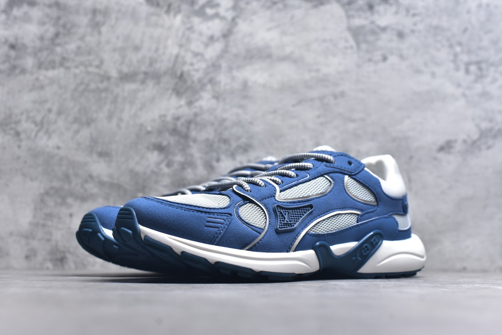 图片[2]-#X1 东莞纯原顶级版本 原版一比一开发 预计今年一款爆款 各大社媒超高点赞 市面最高 细节全方位做到1.1版本路易威登 最新Olympia系列 情侣款 银角大王 休闲 运动鞋 跑鞋 本款 LV Olympia 运动鞋融合网格面料与金属质感合成皮革等科技面料，以利落简约设计重绎经典跑鞋设计。轻盈 EVA 外底成就舒弹穿着体验。Monogram 压纹与 LV 字母等丰富细节树立辨识度 配送专柜精美包装 面料采用原版进口科技面料+网面 内里使用原版定制透气网里 原版开模橡胶发泡材质 size ：35-45-选品中心