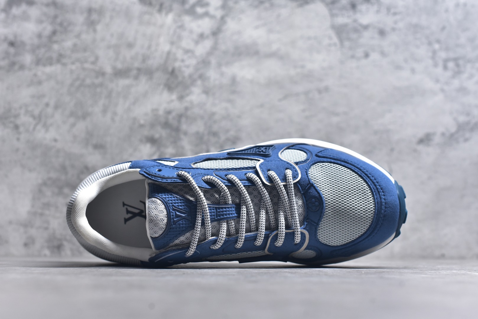 图片[4]-#X1 东莞纯原顶级版本 原版一比一开发 预计今年一款爆款 各大社媒超高点赞 市面最高 细节全方位做到1.1版本路易威登 最新Olympia系列 情侣款 银角大王 休闲 运动鞋 跑鞋 本款 LV Olympia 运动鞋融合网格面料与金属质感合成皮革等科技面料，以利落简约设计重绎经典跑鞋设计。轻盈 EVA 外底成就舒弹穿着体验。Monogram 压纹与 LV 字母等丰富细节树立辨识度 配送专柜精美包装 面料采用原版进口科技面料+网面 内里使用原版定制透气网里 原版开模橡胶发泡材质 size ：35-45-选品中心