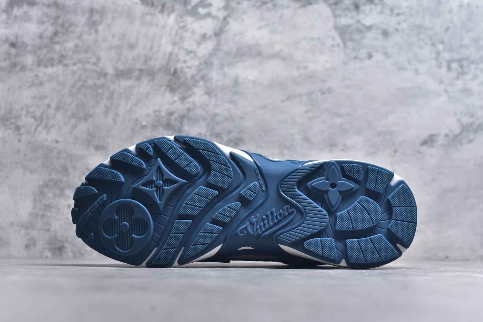 图片[6]-#X1 东莞纯原顶级版本 原版一比一开发 预计今年一款爆款 各大社媒超高点赞 市面最高 细节全方位做到1.1版本路易威登 最新Olympia系列 情侣款 银角大王 休闲 运动鞋 跑鞋 本款 LV Olympia 运动鞋融合网格面料与金属质感合成皮革等科技面料，以利落简约设计重绎经典跑鞋设计。轻盈 EVA 外底成就舒弹穿着体验。Monogram 压纹与 LV 字母等丰富细节树立辨识度 配送专柜精美包装 面料采用原版进口科技面料+网面 内里使用原版定制透气网里 原版开模橡胶发泡材质 size ：35-45-选品中心