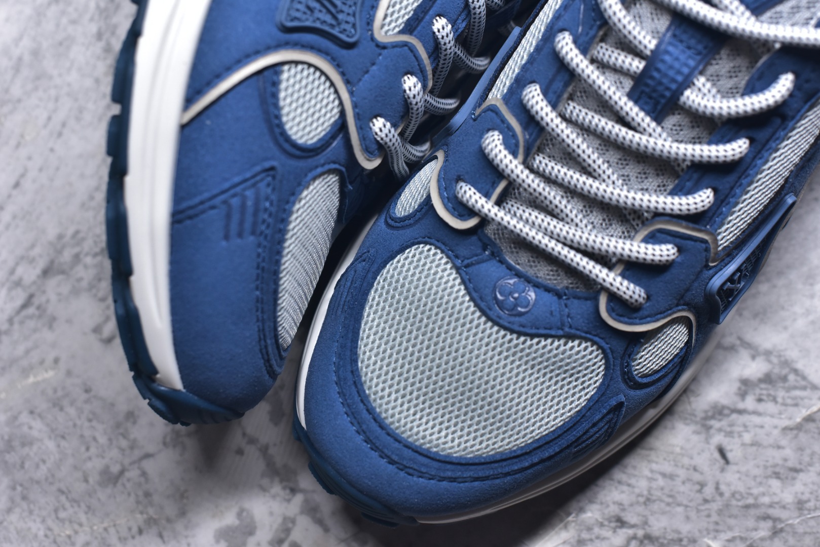 图片[8]-#X1 东莞纯原顶级版本 原版一比一开发 预计今年一款爆款 各大社媒超高点赞 市面最高 细节全方位做到1.1版本路易威登 最新Olympia系列 情侣款 银角大王 休闲 运动鞋 跑鞋 本款 LV Olympia 运动鞋融合网格面料与金属质感合成皮革等科技面料，以利落简约设计重绎经典跑鞋设计。轻盈 EVA 外底成就舒弹穿着体验。Monogram 压纹与 LV 字母等丰富细节树立辨识度 配送专柜精美包装 面料采用原版进口科技面料+网面 内里使用原版定制透气网里 原版开模橡胶发泡材质 size ：35-45-选品中心