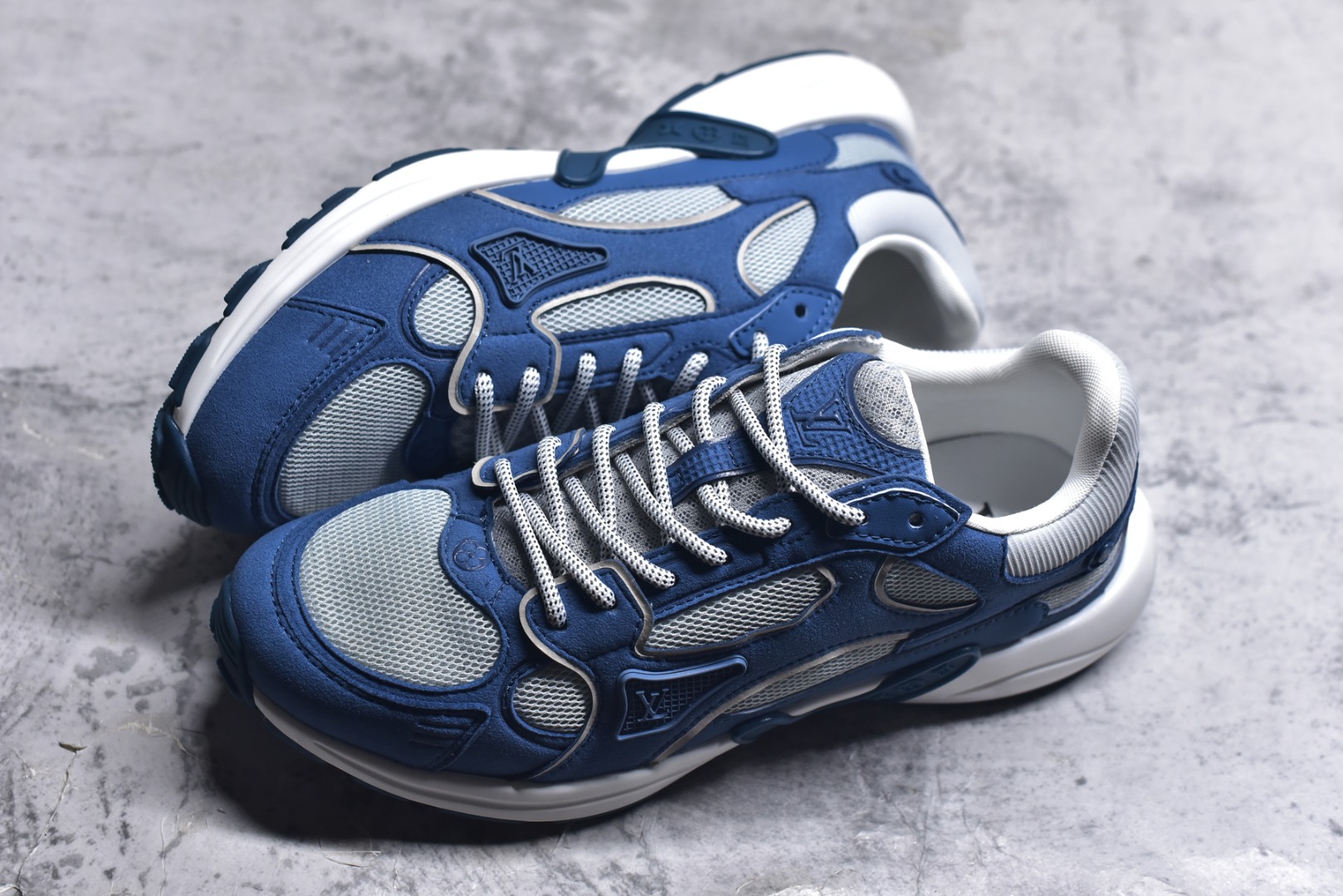 图片[7]-#X1 东莞纯原顶级版本 原版一比一开发 预计今年一款爆款 各大社媒超高点赞 市面最高 细节全方位做到1.1版本路易威登 最新Olympia系列 情侣款 银角大王 休闲 运动鞋 跑鞋 本款 LV Olympia 运动鞋融合网格面料与金属质感合成皮革等科技面料，以利落简约设计重绎经典跑鞋设计。轻盈 EVA 外底成就舒弹穿着体验。Monogram 压纹与 LV 字母等丰富细节树立辨识度 配送专柜精美包装 面料采用原版进口科技面料+网面 内里使用原版定制透气网里 原版开模橡胶发泡材质 size ：35-45-选品中心