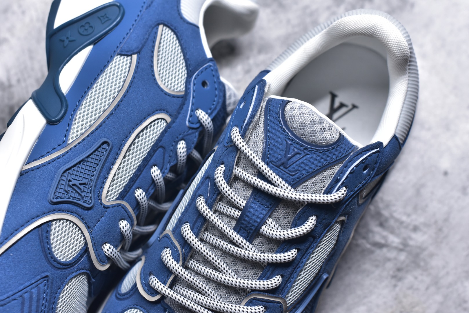 图片[9]-#X1 东莞纯原顶级版本 原版一比一开发 预计今年一款爆款 各大社媒超高点赞 市面最高 细节全方位做到1.1版本路易威登 最新Olympia系列 情侣款 银角大王 休闲 运动鞋 跑鞋 本款 LV Olympia 运动鞋融合网格面料与金属质感合成皮革等科技面料，以利落简约设计重绎经典跑鞋设计。轻盈 EVA 外底成就舒弹穿着体验。Monogram 压纹与 LV 字母等丰富细节树立辨识度 配送专柜精美包装 面料采用原版进口科技面料+网面 内里使用原版定制透气网里 原版开模橡胶发泡材质 size ：35-45-选品中心