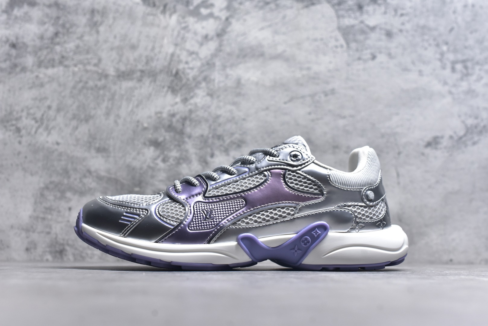 #X1 东莞纯原顶级版本 原版一比一开发 预计今年一款爆款 各大社媒超高点赞 市面最高 细节全方位做到1.1版本路易威登 最新Olympia系列 情侣款 银角大王 休闲 运动鞋 跑鞋 本款 LV Olympia 运动鞋融合网格面料与金属质感合成皮革等科技面料，以利落简约设计重绎经典跑鞋设计。轻盈 EVA 外底成就舒弹穿着体验。Monogram 压纹与 LV 字母等丰富细节树立辨识度 配送专柜精美包装 面料采用原版进口科技面料+网面 内里使用原版定制透气网里 原版开模橡胶发泡材质 size ：35-45-选品中心