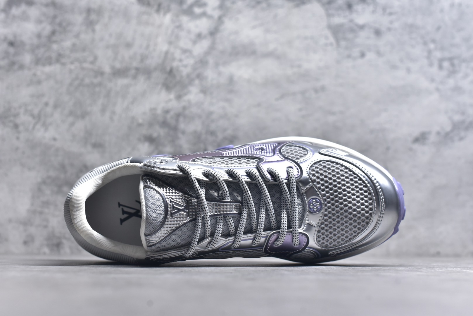 图片[4]-#X1 东莞纯原顶级版本 原版一比一开发 预计今年一款爆款 各大社媒超高点赞 市面最高 细节全方位做到1.1版本路易威登 最新Olympia系列 情侣款 银角大王 休闲 运动鞋 跑鞋 本款 LV Olympia 运动鞋融合网格面料与金属质感合成皮革等科技面料，以利落简约设计重绎经典跑鞋设计。轻盈 EVA 外底成就舒弹穿着体验。Monogram 压纹与 LV 字母等丰富细节树立辨识度 配送专柜精美包装 面料采用原版进口科技面料+网面 内里使用原版定制透气网里 原版开模橡胶发泡材质 size ：35-45-选品中心