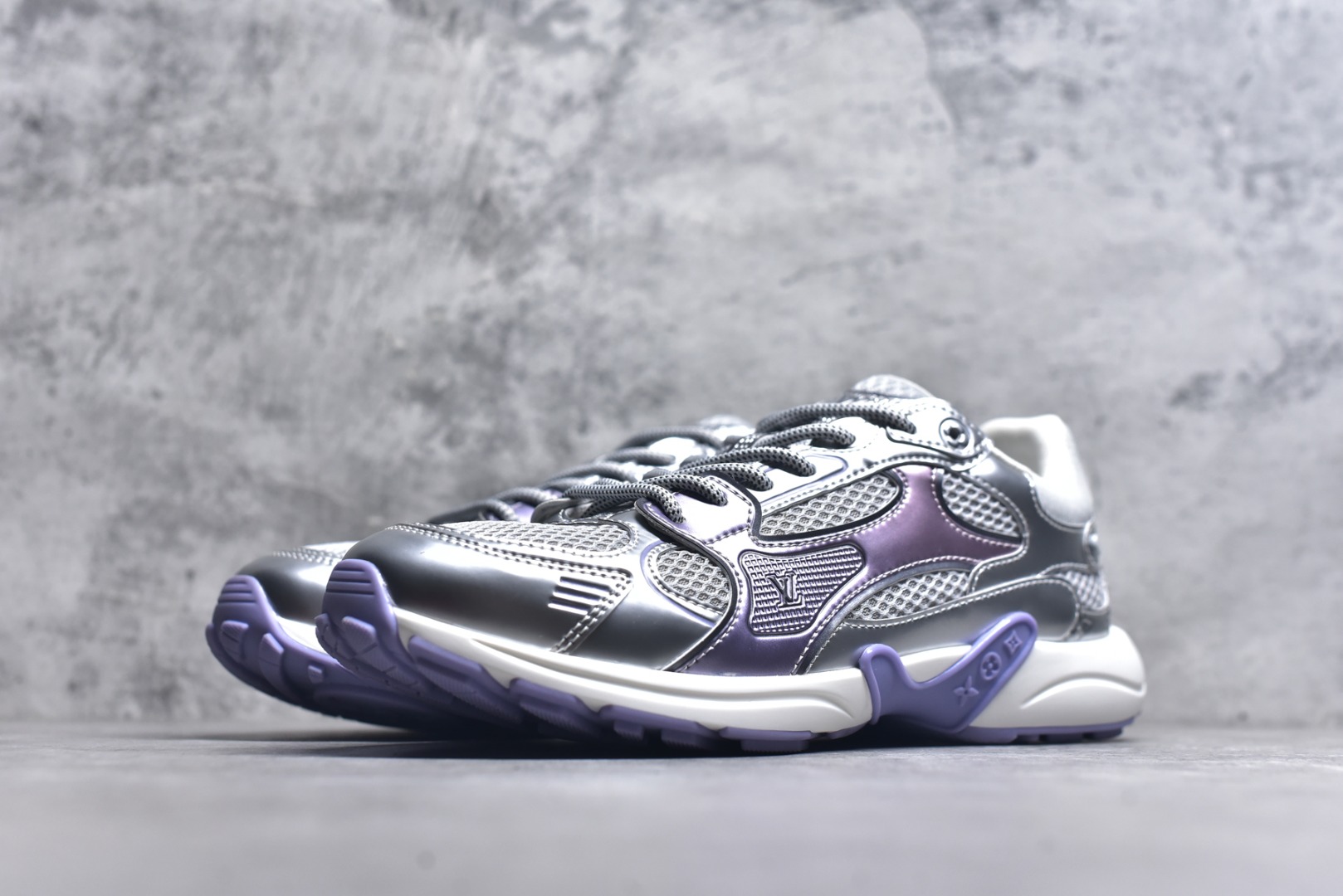 图片[2]-#X1 东莞纯原顶级版本 原版一比一开发 预计今年一款爆款 各大社媒超高点赞 市面最高 细节全方位做到1.1版本路易威登 最新Olympia系列 情侣款 银角大王 休闲 运动鞋 跑鞋 本款 LV Olympia 运动鞋融合网格面料与金属质感合成皮革等科技面料，以利落简约设计重绎经典跑鞋设计。轻盈 EVA 外底成就舒弹穿着体验。Monogram 压纹与 LV 字母等丰富细节树立辨识度 配送专柜精美包装 面料采用原版进口科技面料+网面 内里使用原版定制透气网里 原版开模橡胶发泡材质 size ：35-45-选品中心