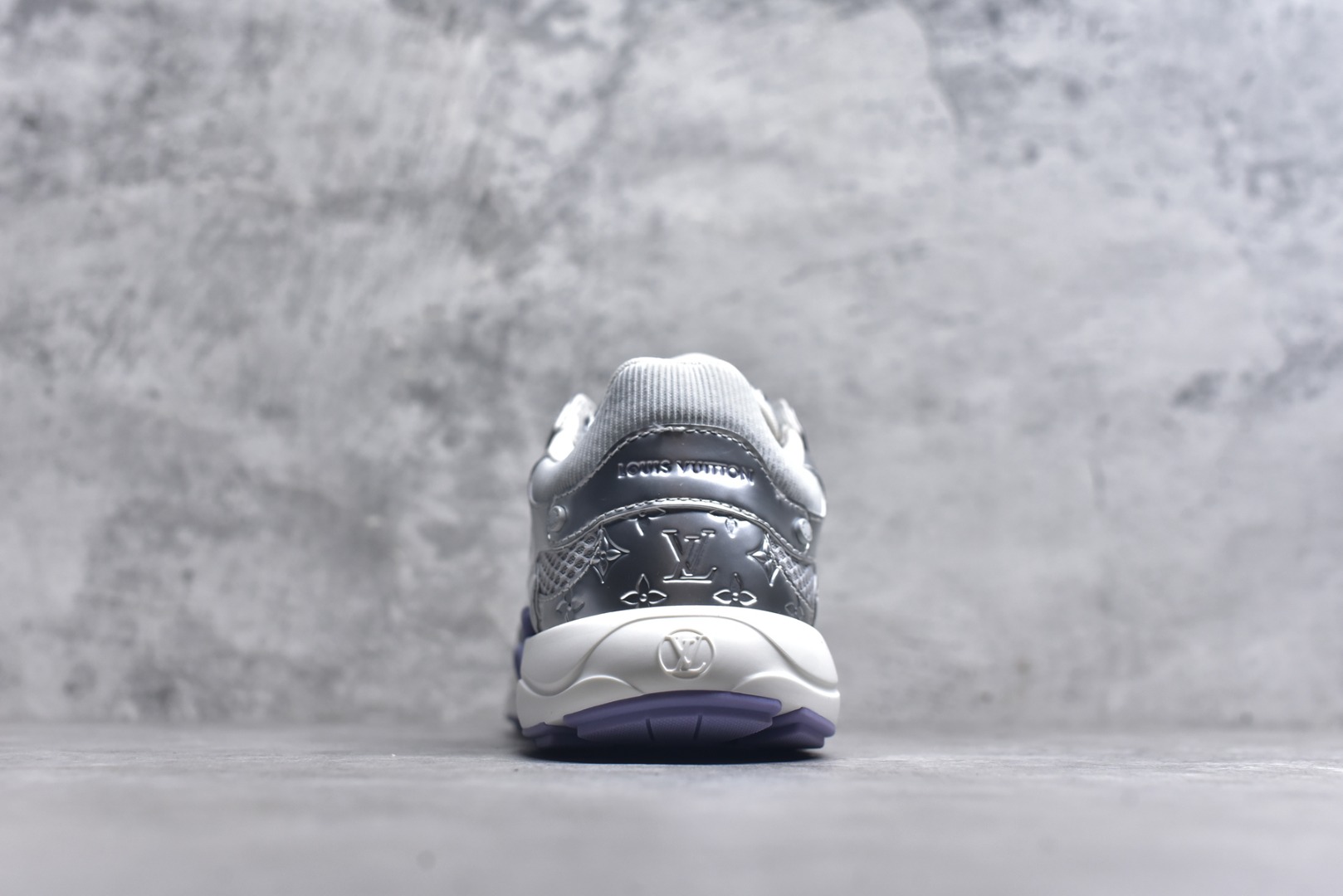 图片[5]-#X1 东莞纯原顶级版本 原版一比一开发 预计今年一款爆款 各大社媒超高点赞 市面最高 细节全方位做到1.1版本路易威登 最新Olympia系列 情侣款 银角大王 休闲 运动鞋 跑鞋 本款 LV Olympia 运动鞋融合网格面料与金属质感合成皮革等科技面料，以利落简约设计重绎经典跑鞋设计。轻盈 EVA 外底成就舒弹穿着体验。Monogram 压纹与 LV 字母等丰富细节树立辨识度 配送专柜精美包装 面料采用原版进口科技面料+网面 内里使用原版定制透气网里 原版开模橡胶发泡材质 size ：35-45-选品中心