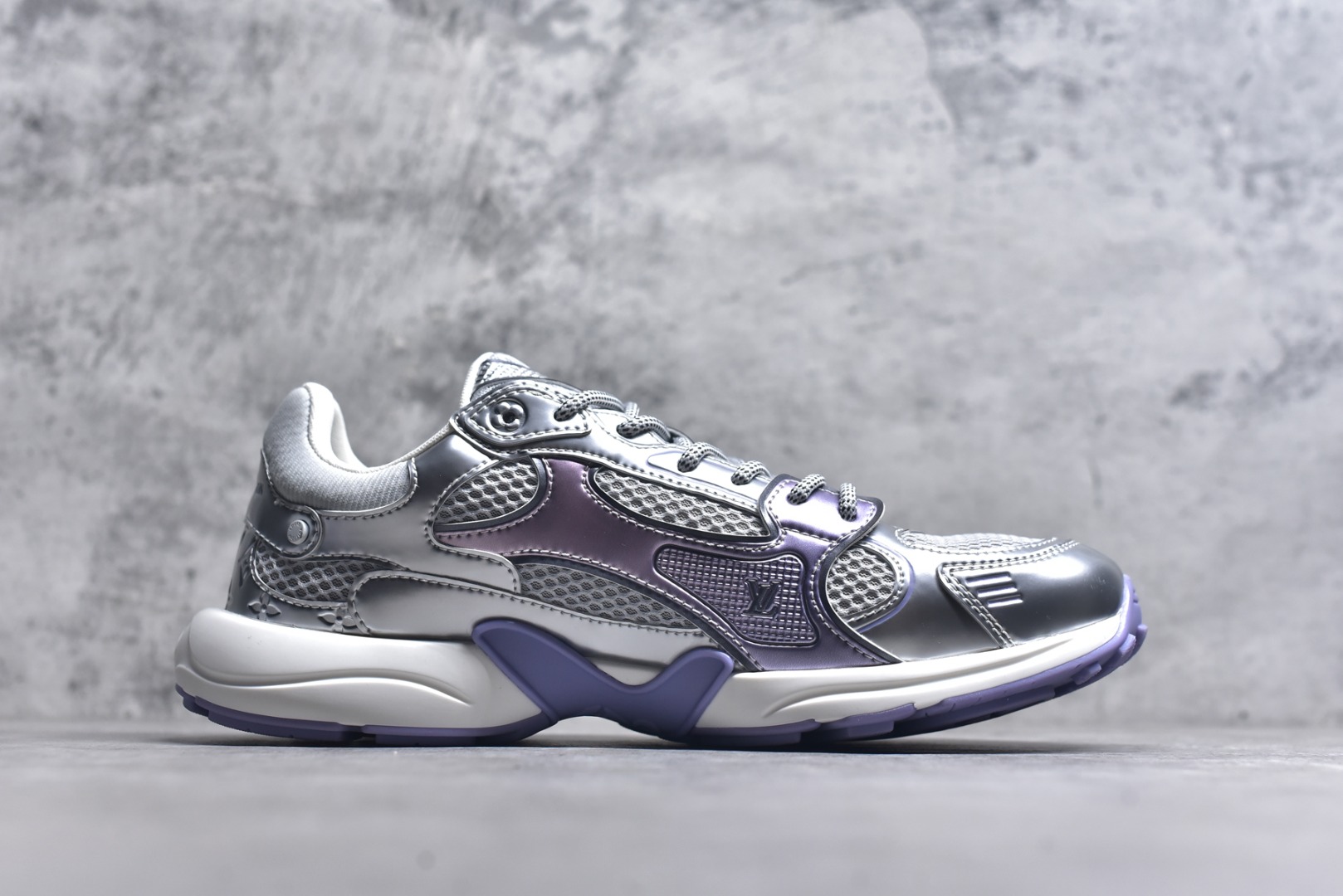 图片[3]-#X1 东莞纯原顶级版本 原版一比一开发 预计今年一款爆款 各大社媒超高点赞 市面最高 细节全方位做到1.1版本路易威登 最新Olympia系列 情侣款 银角大王 休闲 运动鞋 跑鞋 本款 LV Olympia 运动鞋融合网格面料与金属质感合成皮革等科技面料，以利落简约设计重绎经典跑鞋设计。轻盈 EVA 外底成就舒弹穿着体验。Monogram 压纹与 LV 字母等丰富细节树立辨识度 配送专柜精美包装 面料采用原版进口科技面料+网面 内里使用原版定制透气网里 原版开模橡胶发泡材质 size ：35-45-选品中心