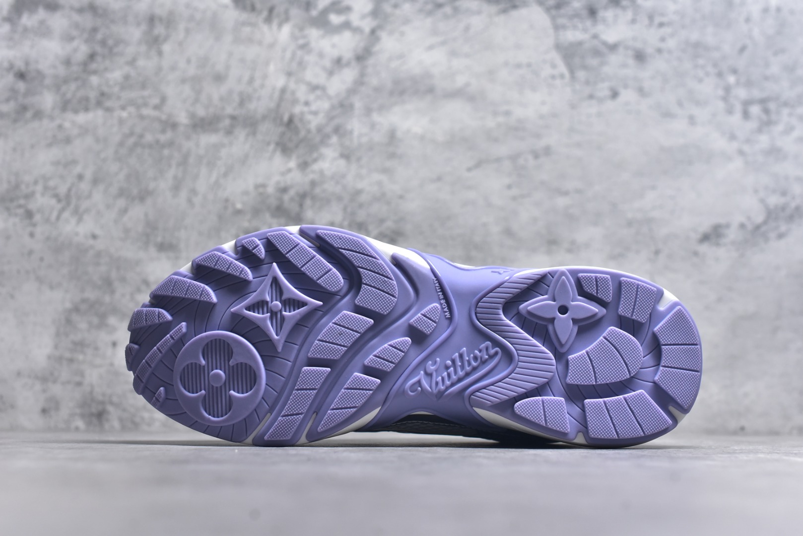 图片[6]-#X1 东莞纯原顶级版本 原版一比一开发 预计今年一款爆款 各大社媒超高点赞 市面最高 细节全方位做到1.1版本路易威登 最新Olympia系列 情侣款 银角大王 休闲 运动鞋 跑鞋 本款 LV Olympia 运动鞋融合网格面料与金属质感合成皮革等科技面料，以利落简约设计重绎经典跑鞋设计。轻盈 EVA 外底成就舒弹穿着体验。Monogram 压纹与 LV 字母等丰富细节树立辨识度 配送专柜精美包装 面料采用原版进口科技面料+网面 内里使用原版定制透气网里 原版开模橡胶发泡材质 size ：35-45-选品中心