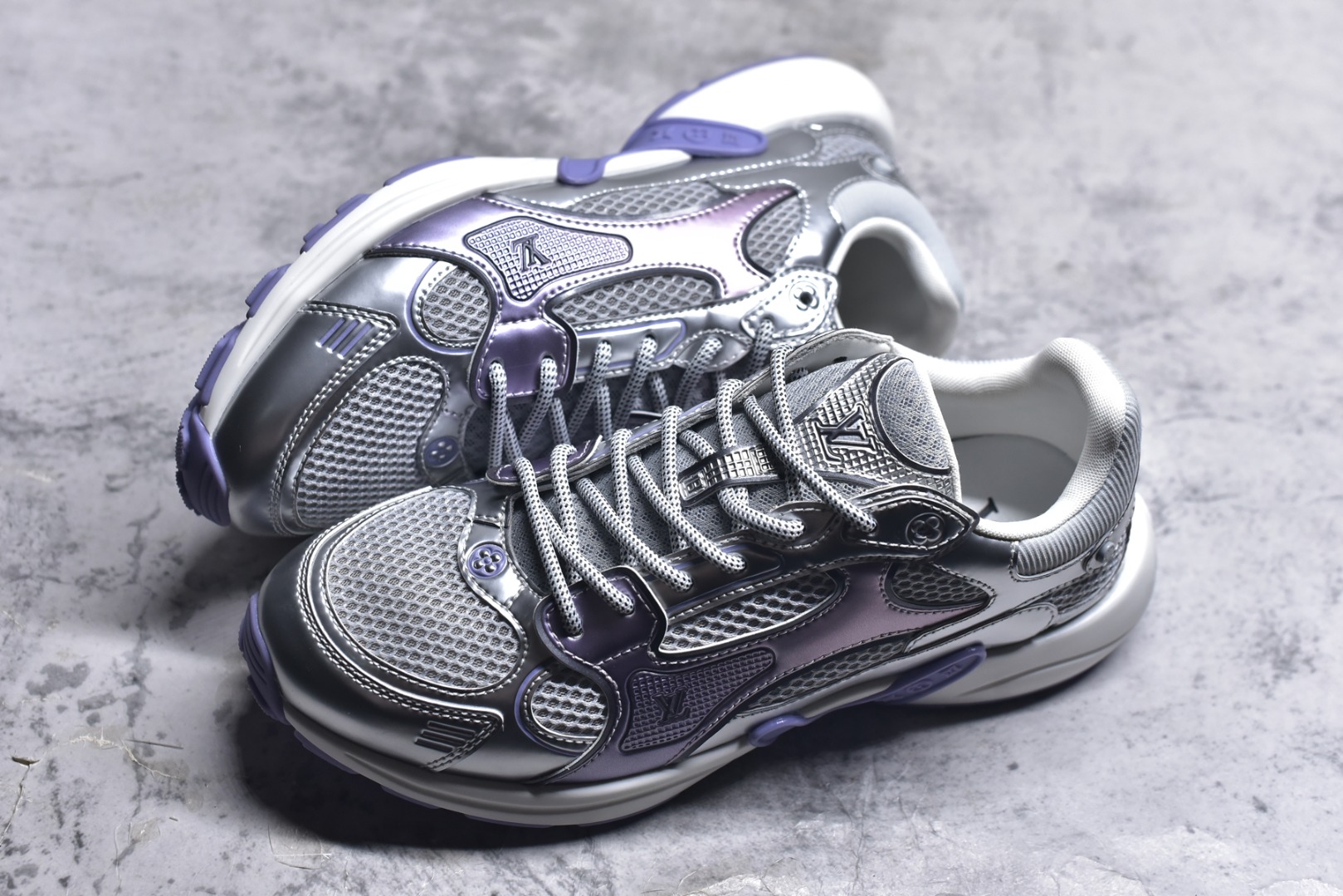 图片[7]-#X1 东莞纯原顶级版本 原版一比一开发 预计今年一款爆款 各大社媒超高点赞 市面最高 细节全方位做到1.1版本路易威登 最新Olympia系列 情侣款 银角大王 休闲 运动鞋 跑鞋 本款 LV Olympia 运动鞋融合网格面料与金属质感合成皮革等科技面料，以利落简约设计重绎经典跑鞋设计。轻盈 EVA 外底成就舒弹穿着体验。Monogram 压纹与 LV 字母等丰富细节树立辨识度 配送专柜精美包装 面料采用原版进口科技面料+网面 内里使用原版定制透气网里 原版开模橡胶发泡材质 size ：35-45-选品中心