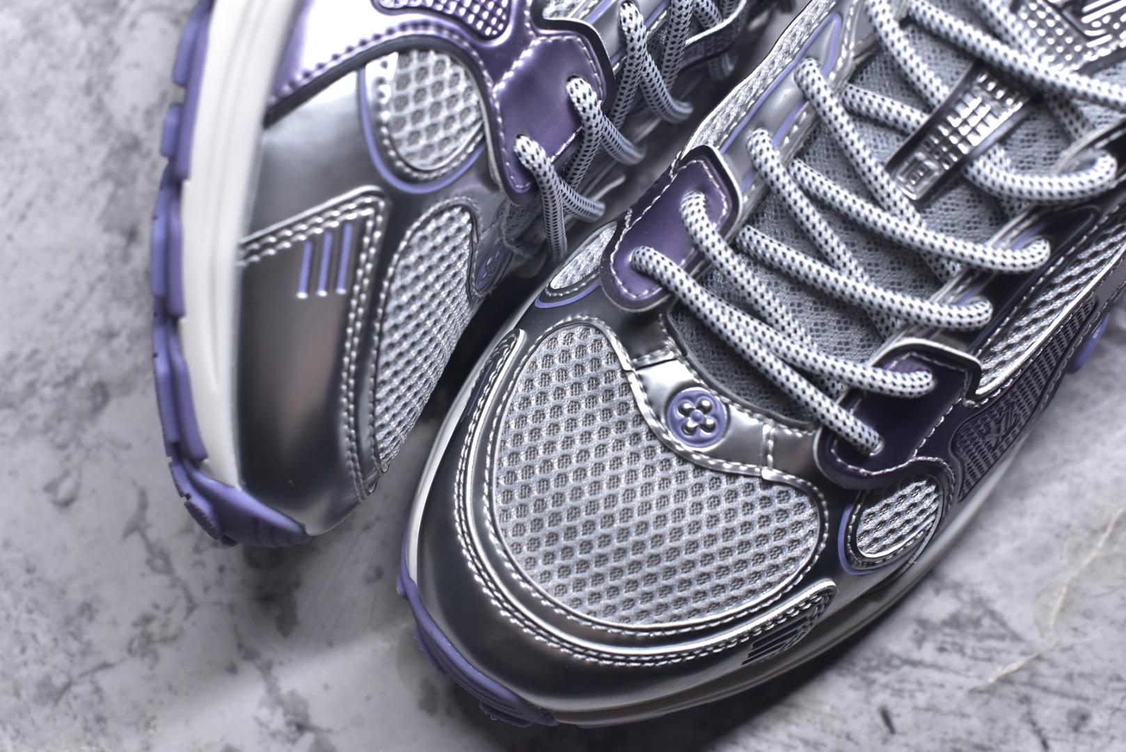 图片[8]-#X1 东莞纯原顶级版本 原版一比一开发 预计今年一款爆款 各大社媒超高点赞 市面最高 细节全方位做到1.1版本路易威登 最新Olympia系列 情侣款 银角大王 休闲 运动鞋 跑鞋 本款 LV Olympia 运动鞋融合网格面料与金属质感合成皮革等科技面料，以利落简约设计重绎经典跑鞋设计。轻盈 EVA 外底成就舒弹穿着体验。Monogram 压纹与 LV 字母等丰富细节树立辨识度 配送专柜精美包装 面料采用原版进口科技面料+网面 内里使用原版定制透气网里 原版开模橡胶发泡材质 size ：35-45-选品中心