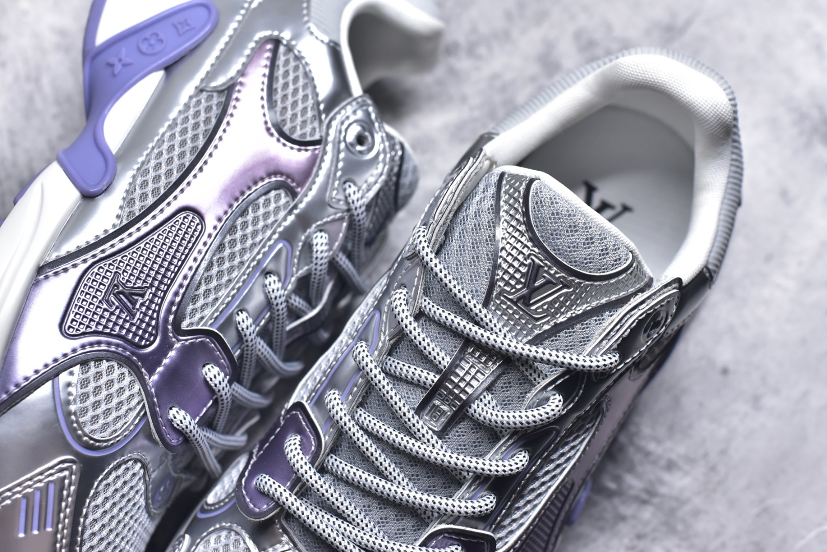 图片[9]-#X1 东莞纯原顶级版本 原版一比一开发 预计今年一款爆款 各大社媒超高点赞 市面最高 细节全方位做到1.1版本路易威登 最新Olympia系列 情侣款 银角大王 休闲 运动鞋 跑鞋 本款 LV Olympia 运动鞋融合网格面料与金属质感合成皮革等科技面料，以利落简约设计重绎经典跑鞋设计。轻盈 EVA 外底成就舒弹穿着体验。Monogram 压纹与 LV 字母等丰富细节树立辨识度 配送专柜精美包装 面料采用原版进口科技面料+网面 内里使用原版定制透气网里 原版开模橡胶发泡材质 size ：35-45-选品中心