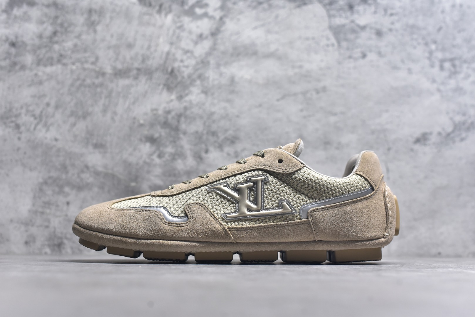 #LV路易威登 L家 驴牌 最新Rally系列 网面 休闲 运动鞋 豆豆鞋 原版购入开发 做货 本款 LV Rally 运动鞋拼接绒面牛皮革和网格面料，为驾驶鞋构型融入橡胶垫外底，成就舒软与轻盈兼备的摩登之选。侧面 LV 字母、后部手写体路易威登标识，以及鞋舌与外底的 Vuitton 标识共同烙下品牌印记 配送专柜精美包装🛍📦 ▪️面料： 原版定制进口网面+牛皮 ▪️内里： 原版定制透气网里 ▪️大底： 原版开模防滑橡胶材质 ▪️底厚： 2CM ▪️尺码： 男款39-45-选品中心