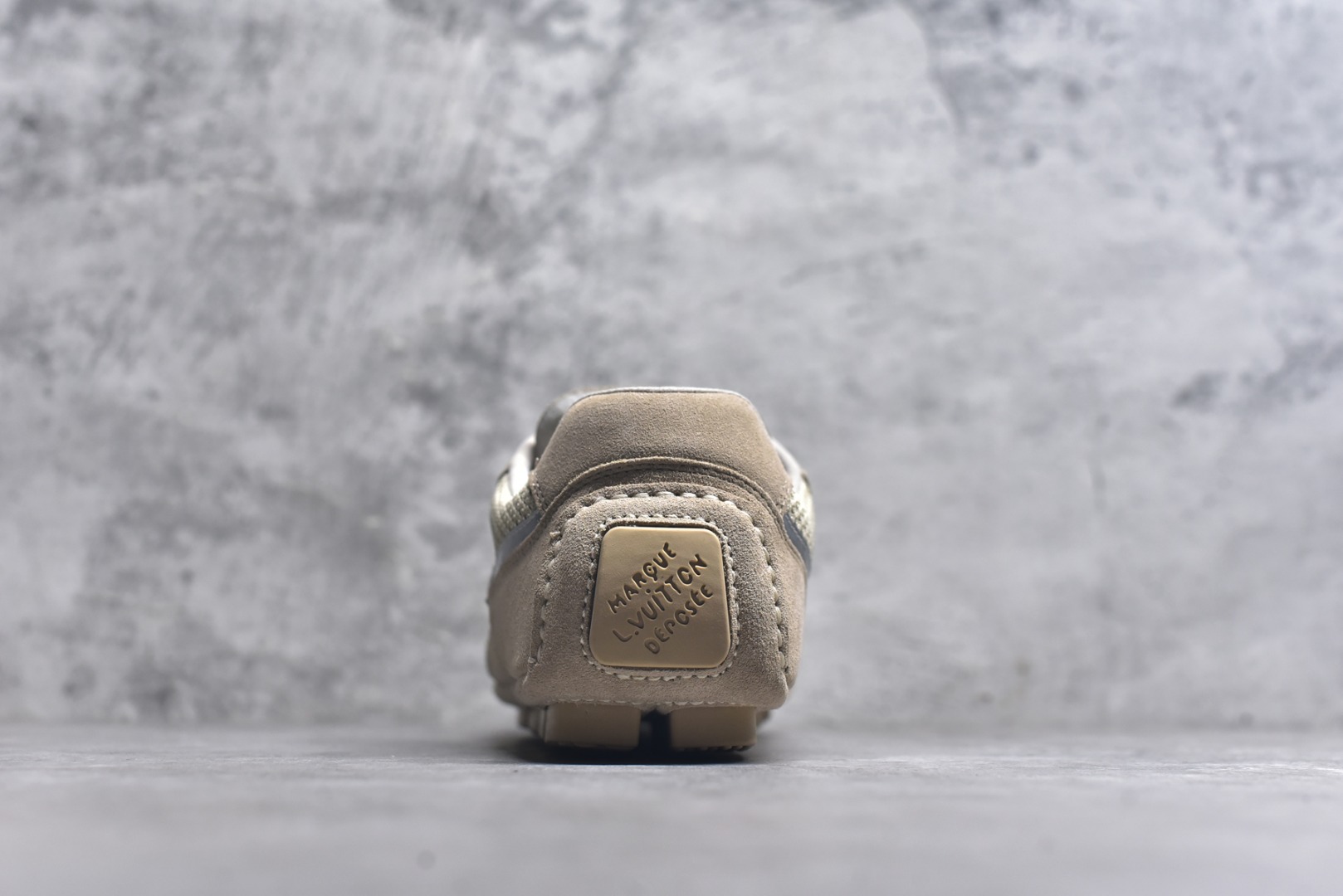 图片[5]-#LV路易威登 L家 驴牌 最新Rally系列 网面 休闲 运动鞋 豆豆鞋 原版购入开发 做货 本款 LV Rally 运动鞋拼接绒面牛皮革和网格面料，为驾驶鞋构型融入橡胶垫外底，成就舒软与轻盈兼备的摩登之选。侧面 LV 字母、后部手写体路易威登标识，以及鞋舌与外底的 Vuitton 标识共同烙下品牌印记 配送专柜精美包装🛍📦 ▪️面料： 原版定制进口网面+牛皮 ▪️内里： 原版定制透气网里 ▪️大底： 原版开模防滑橡胶材质 ▪️底厚： 2CM ▪️尺码： 男款39-45-选品中心