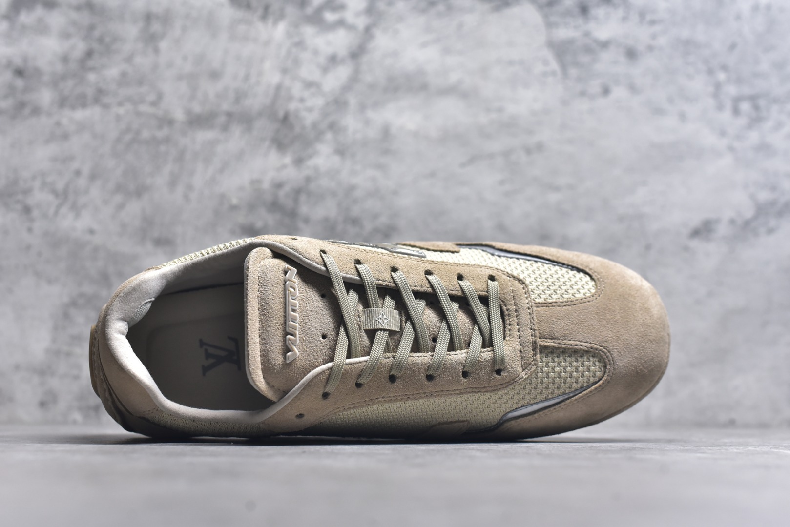 图片[4]-#LV路易威登 L家 驴牌 最新Rally系列 网面 休闲 运动鞋 豆豆鞋 原版购入开发 做货 本款 LV Rally 运动鞋拼接绒面牛皮革和网格面料，为驾驶鞋构型融入橡胶垫外底，成就舒软与轻盈兼备的摩登之选。侧面 LV 字母、后部手写体路易威登标识，以及鞋舌与外底的 Vuitton 标识共同烙下品牌印记 配送专柜精美包装🛍📦 ▪️面料： 原版定制进口网面+牛皮 ▪️内里： 原版定制透气网里 ▪️大底： 原版开模防滑橡胶材质 ▪️底厚： 2CM ▪️尺码： 男款39-45-选品中心