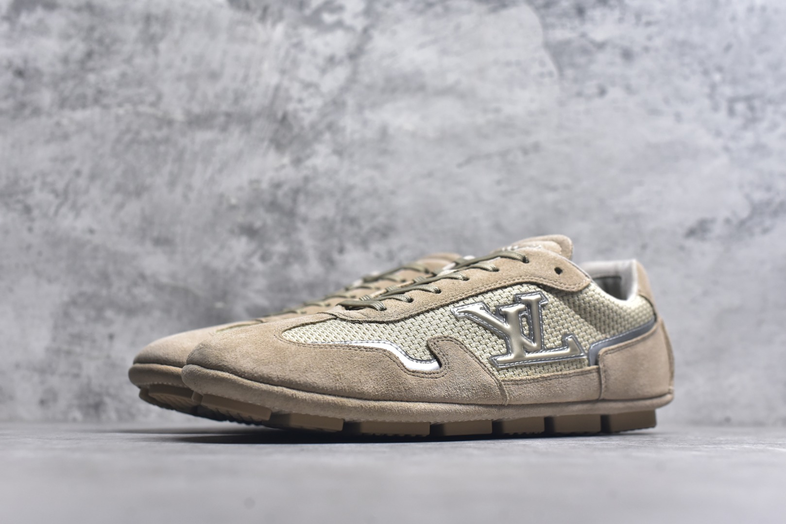 图片[2]-#LV路易威登 L家 驴牌 最新Rally系列 网面 休闲 运动鞋 豆豆鞋 原版购入开发 做货 本款 LV Rally 运动鞋拼接绒面牛皮革和网格面料，为驾驶鞋构型融入橡胶垫外底，成就舒软与轻盈兼备的摩登之选。侧面 LV 字母、后部手写体路易威登标识，以及鞋舌与外底的 Vuitton 标识共同烙下品牌印记 配送专柜精美包装🛍📦 ▪️面料： 原版定制进口网面+牛皮 ▪️内里： 原版定制透气网里 ▪️大底： 原版开模防滑橡胶材质 ▪️底厚： 2CM ▪️尺码： 男款39-45-选品中心