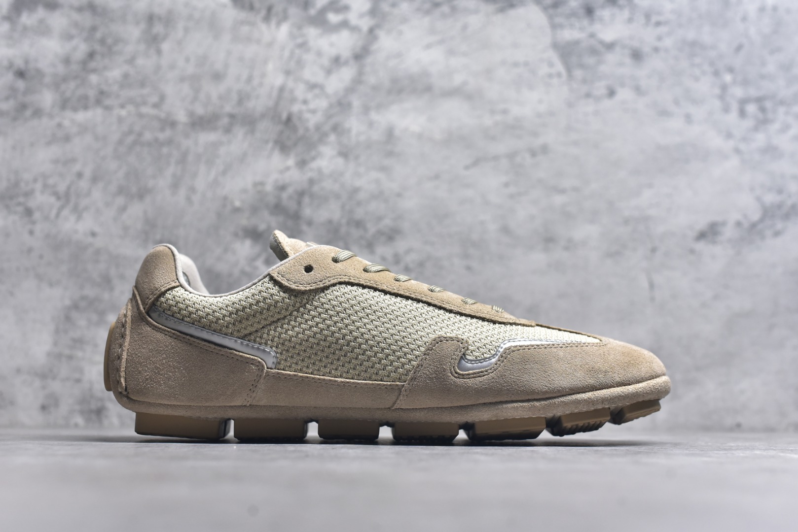 图片[3]-#LV路易威登 L家 驴牌 最新Rally系列 网面 休闲 运动鞋 豆豆鞋 原版购入开发 做货 本款 LV Rally 运动鞋拼接绒面牛皮革和网格面料，为驾驶鞋构型融入橡胶垫外底，成就舒软与轻盈兼备的摩登之选。侧面 LV 字母、后部手写体路易威登标识，以及鞋舌与外底的 Vuitton 标识共同烙下品牌印记 配送专柜精美包装🛍📦 ▪️面料： 原版定制进口网面+牛皮 ▪️内里： 原版定制透气网里 ▪️大底： 原版开模防滑橡胶材质 ▪️底厚： 2CM ▪️尺码： 男款39-45-选品中心