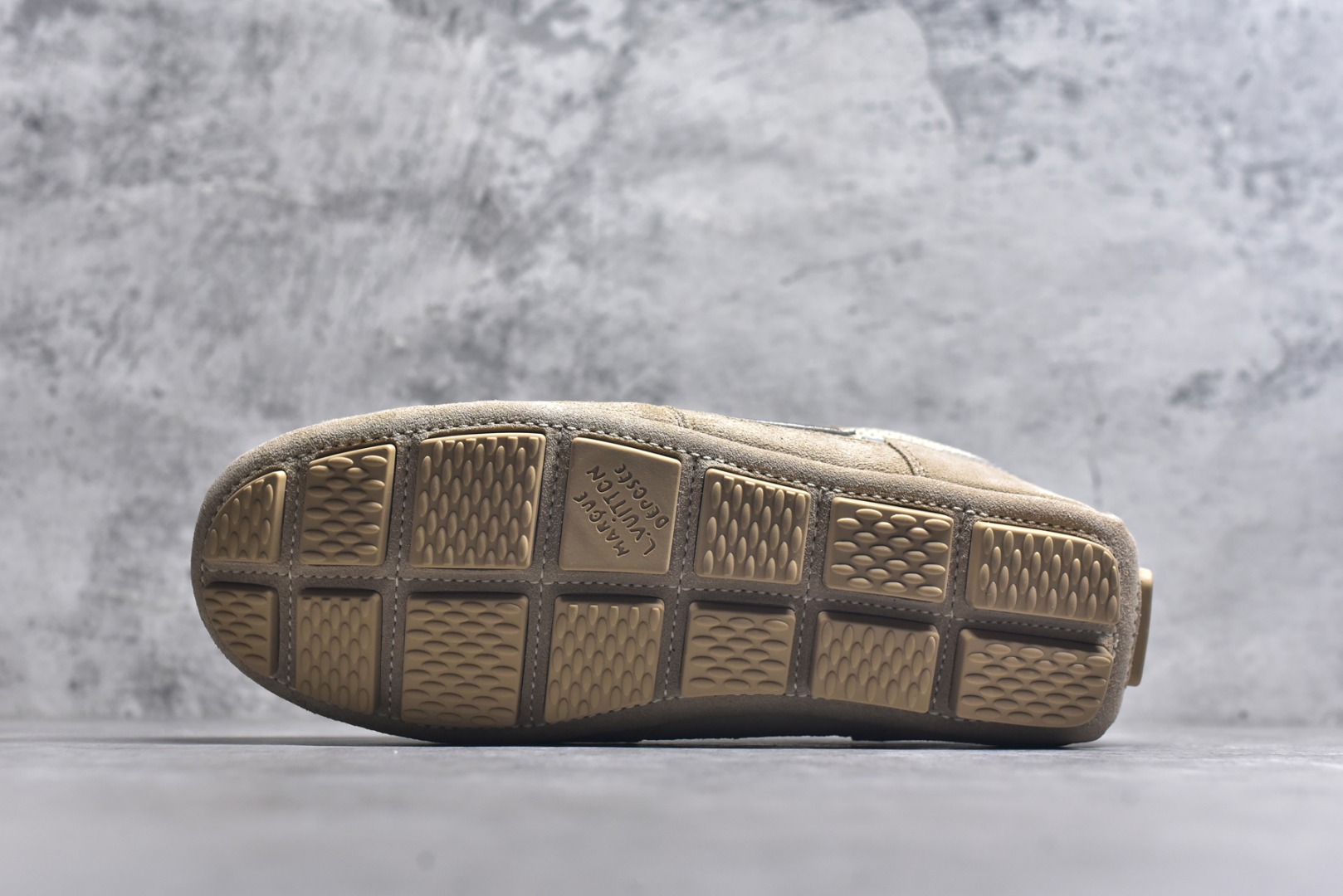 图片[6]-#LV路易威登 L家 驴牌 最新Rally系列 网面 休闲 运动鞋 豆豆鞋 原版购入开发 做货 本款 LV Rally 运动鞋拼接绒面牛皮革和网格面料，为驾驶鞋构型融入橡胶垫外底，成就舒软与轻盈兼备的摩登之选。侧面 LV 字母、后部手写体路易威登标识，以及鞋舌与外底的 Vuitton 标识共同烙下品牌印记 配送专柜精美包装🛍📦 ▪️面料： 原版定制进口网面+牛皮 ▪️内里： 原版定制透气网里 ▪️大底： 原版开模防滑橡胶材质 ▪️底厚： 2CM ▪️尺码： 男款39-45-选品中心