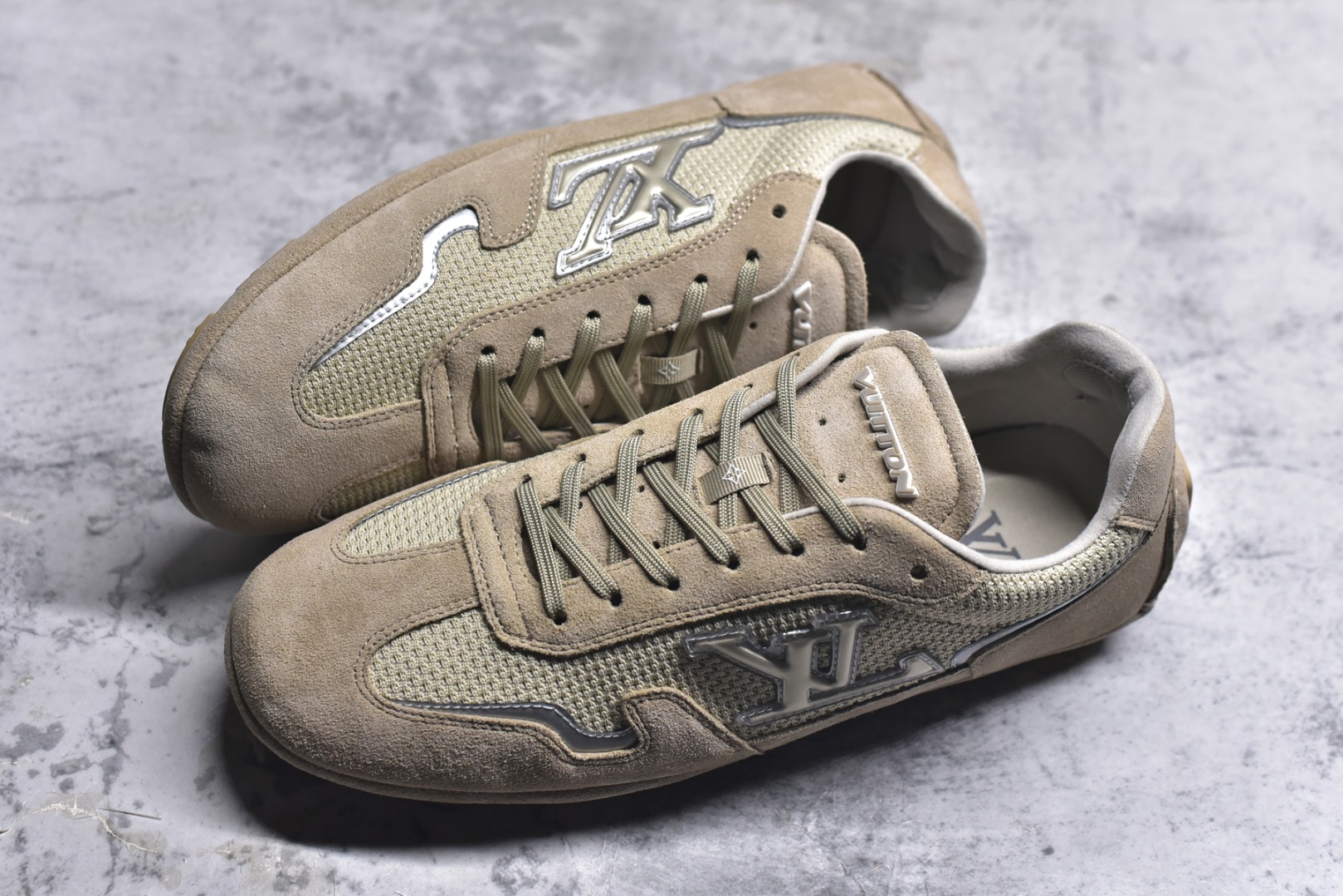 图片[7]-#LV路易威登 L家 驴牌 最新Rally系列 网面 休闲 运动鞋 豆豆鞋 原版购入开发 做货 本款 LV Rally 运动鞋拼接绒面牛皮革和网格面料，为驾驶鞋构型融入橡胶垫外底，成就舒软与轻盈兼备的摩登之选。侧面 LV 字母、后部手写体路易威登标识，以及鞋舌与外底的 Vuitton 标识共同烙下品牌印记 配送专柜精美包装🛍📦 ▪️面料： 原版定制进口网面+牛皮 ▪️内里： 原版定制透气网里 ▪️大底： 原版开模防滑橡胶材质 ▪️底厚： 2CM ▪️尺码： 男款39-45-选品中心