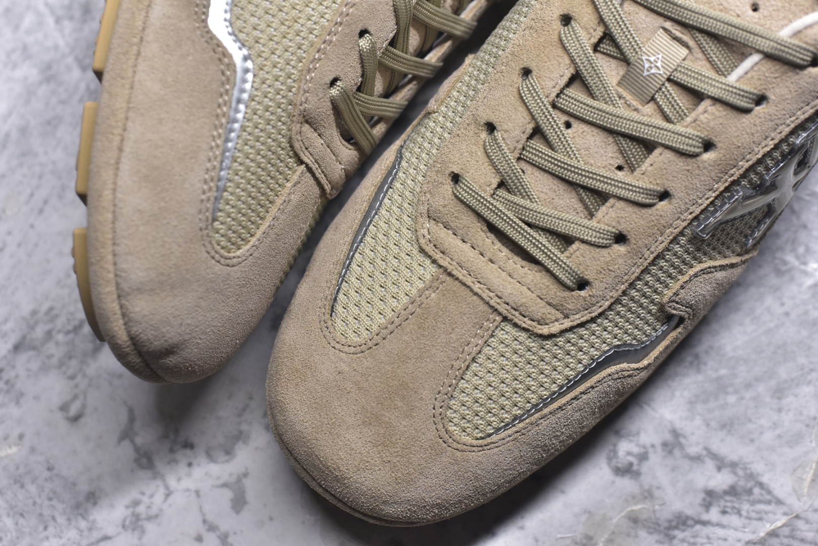 图片[8]-#LV路易威登 L家 驴牌 最新Rally系列 网面 休闲 运动鞋 豆豆鞋 原版购入开发 做货 本款 LV Rally 运动鞋拼接绒面牛皮革和网格面料，为驾驶鞋构型融入橡胶垫外底，成就舒软与轻盈兼备的摩登之选。侧面 LV 字母、后部手写体路易威登标识，以及鞋舌与外底的 Vuitton 标识共同烙下品牌印记 配送专柜精美包装🛍📦 ▪️面料： 原版定制进口网面+牛皮 ▪️内里： 原版定制透气网里 ▪️大底： 原版开模防滑橡胶材质 ▪️底厚： 2CM ▪️尺码： 男款39-45-选品中心