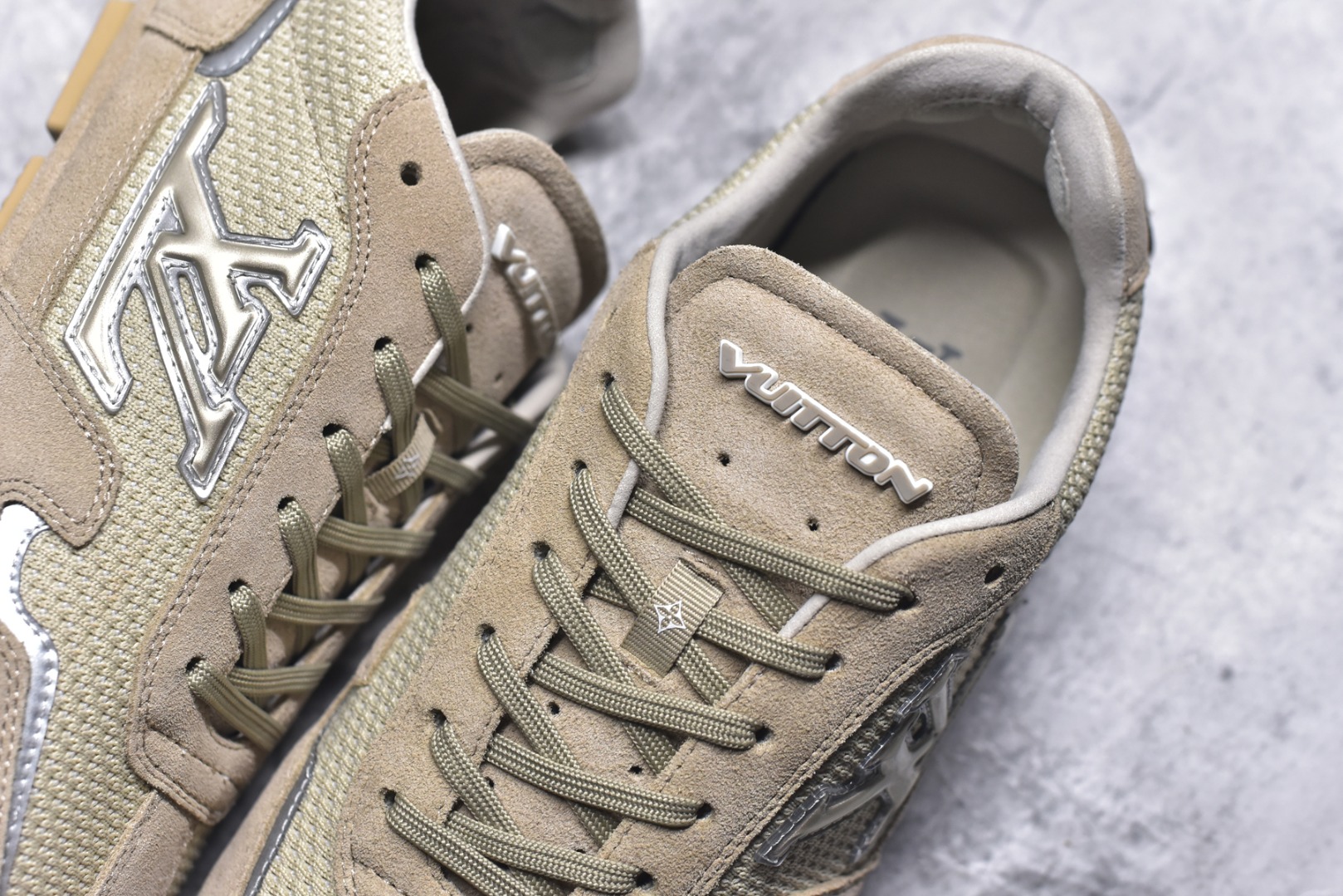 图片[9]-#LV路易威登 L家 驴牌 最新Rally系列 网面 休闲 运动鞋 豆豆鞋 原版购入开发 做货 本款 LV Rally 运动鞋拼接绒面牛皮革和网格面料，为驾驶鞋构型融入橡胶垫外底，成就舒软与轻盈兼备的摩登之选。侧面 LV 字母、后部手写体路易威登标识，以及鞋舌与外底的 Vuitton 标识共同烙下品牌印记 配送专柜精美包装🛍📦 ▪️面料： 原版定制进口网面+牛皮 ▪️内里： 原版定制透气网里 ▪️大底： 原版开模防滑橡胶材质 ▪️底厚： 2CM ▪️尺码： 男款39-45-选品中心