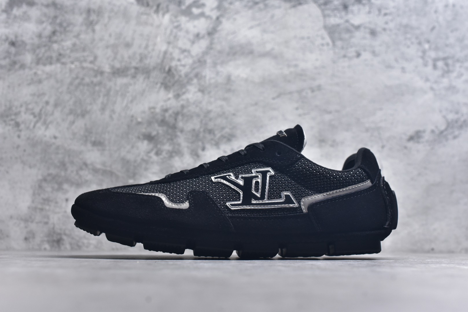 #LV路易威登 L家 驴牌 最新Rally系列 网面 休闲 运动鞋 豆豆鞋 原版购入开发 做货 本款 LV Rally 运动鞋拼接绒面牛皮革和网格面料，为驾驶鞋构型融入橡胶垫外底，成就舒软与轻盈兼备的摩登之选。侧面 LV 字母、后部手写体路易威登标识，以及鞋舌与外底的 Vuitton 标识共同烙下品牌印记 配送专柜精美包装🛍📦 ▪️面料： 原版定制进口网面+牛皮 ▪️内里： 原版定制透气网里 ▪️大底： 原版开模防滑橡胶材质 ▪️底厚： 2CM ▪️尺码： 男款39-45-选品中心