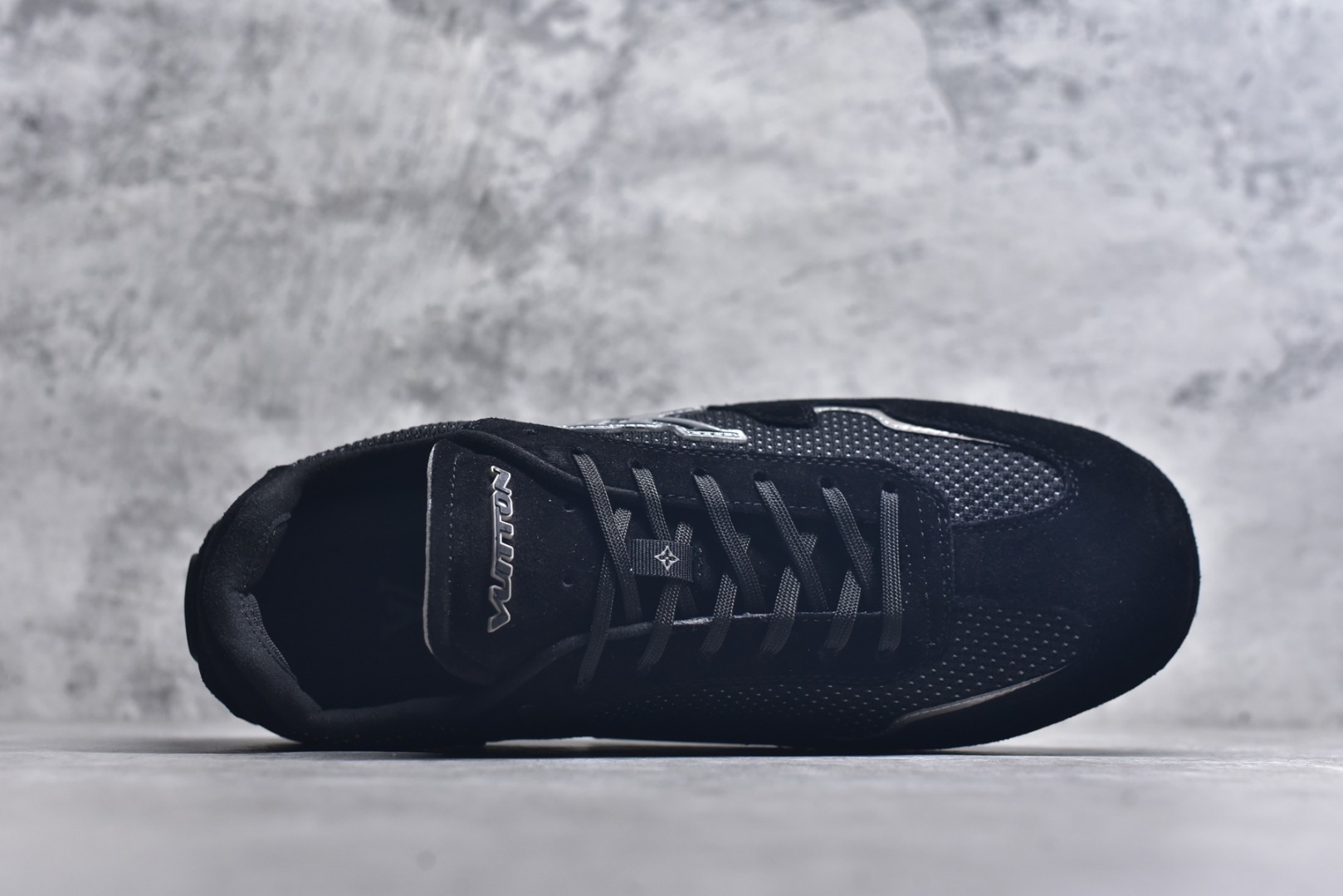 图片[4]-#LV路易威登 L家 驴牌 最新Rally系列 网面 休闲 运动鞋 豆豆鞋 原版购入开发 做货 本款 LV Rally 运动鞋拼接绒面牛皮革和网格面料，为驾驶鞋构型融入橡胶垫外底，成就舒软与轻盈兼备的摩登之选。侧面 LV 字母、后部手写体路易威登标识，以及鞋舌与外底的 Vuitton 标识共同烙下品牌印记 配送专柜精美包装🛍📦 ▪️面料： 原版定制进口网面+牛皮 ▪️内里： 原版定制透气网里 ▪️大底： 原版开模防滑橡胶材质 ▪️底厚： 2CM ▪️尺码： 男款39-45-选品中心