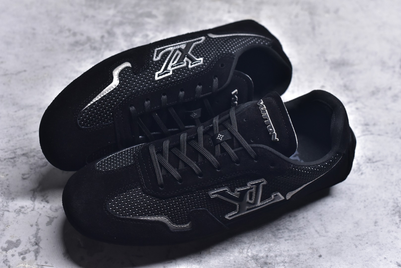 图片[7]-#LV路易威登 L家 驴牌 最新Rally系列 网面 休闲 运动鞋 豆豆鞋 原版购入开发 做货 本款 LV Rally 运动鞋拼接绒面牛皮革和网格面料，为驾驶鞋构型融入橡胶垫外底，成就舒软与轻盈兼备的摩登之选。侧面 LV 字母、后部手写体路易威登标识，以及鞋舌与外底的 Vuitton 标识共同烙下品牌印记 配送专柜精美包装🛍📦 ▪️面料： 原版定制进口网面+牛皮 ▪️内里： 原版定制透气网里 ▪️大底： 原版开模防滑橡胶材质 ▪️底厚： 2CM ▪️尺码： 男款39-45-选品中心