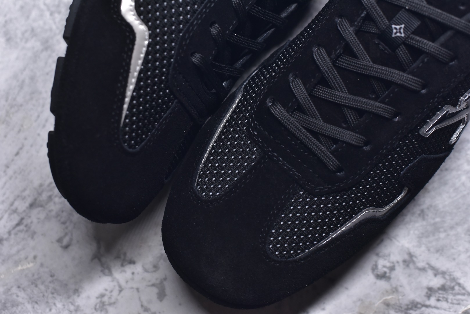 图片[8]-#LV路易威登 L家 驴牌 最新Rally系列 网面 休闲 运动鞋 豆豆鞋 原版购入开发 做货 本款 LV Rally 运动鞋拼接绒面牛皮革和网格面料，为驾驶鞋构型融入橡胶垫外底，成就舒软与轻盈兼备的摩登之选。侧面 LV 字母、后部手写体路易威登标识，以及鞋舌与外底的 Vuitton 标识共同烙下品牌印记 配送专柜精美包装🛍📦 ▪️面料： 原版定制进口网面+牛皮 ▪️内里： 原版定制透气网里 ▪️大底： 原版开模防滑橡胶材质 ▪️底厚： 2CM ▪️尺码： 男款39-45-选品中心