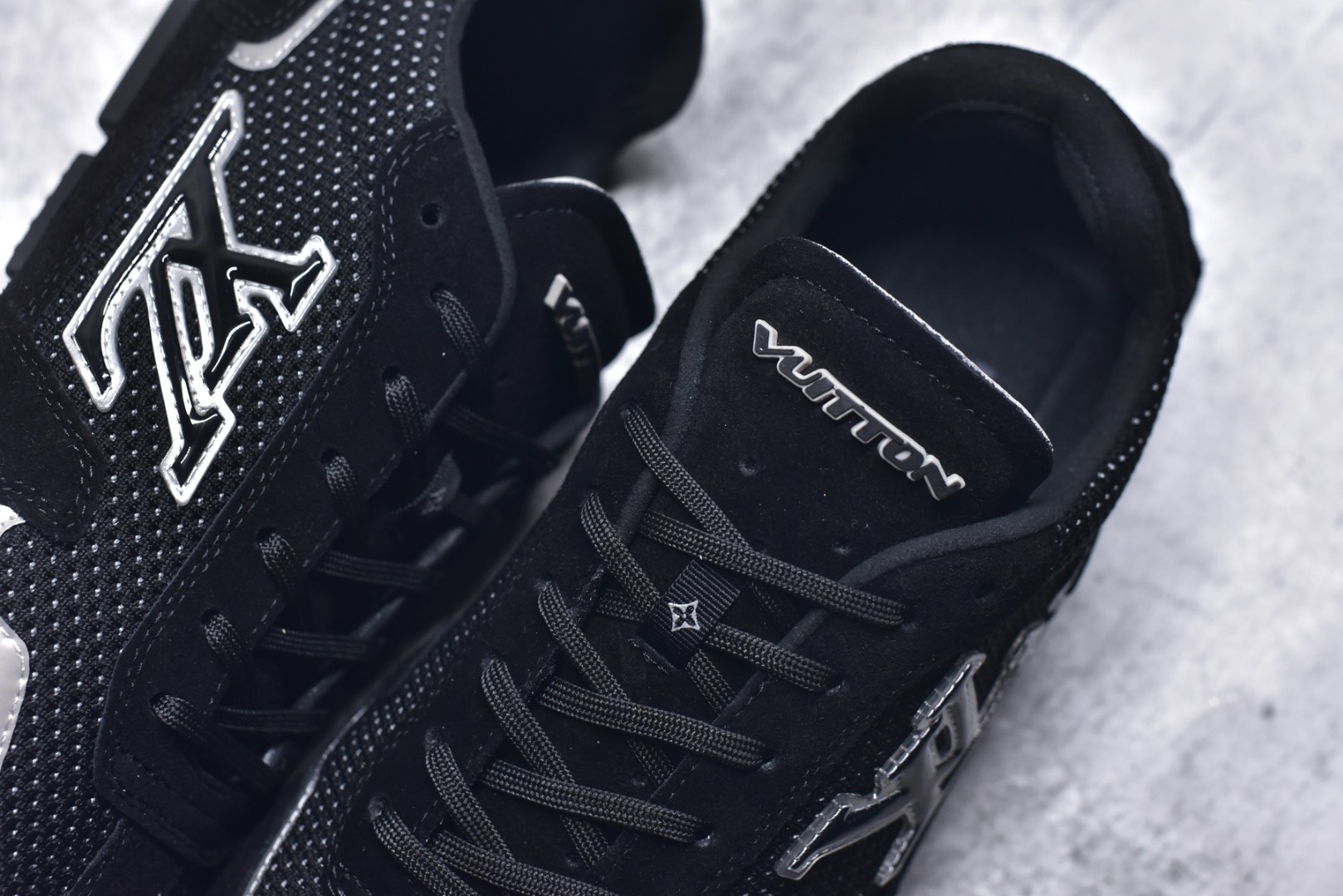 图片[9]-#LV路易威登 L家 驴牌 最新Rally系列 网面 休闲 运动鞋 豆豆鞋 原版购入开发 做货 本款 LV Rally 运动鞋拼接绒面牛皮革和网格面料，为驾驶鞋构型融入橡胶垫外底，成就舒软与轻盈兼备的摩登之选。侧面 LV 字母、后部手写体路易威登标识，以及鞋舌与外底的 Vuitton 标识共同烙下品牌印记 配送专柜精美包装🛍📦 ▪️面料： 原版定制进口网面+牛皮 ▪️内里： 原版定制透气网里 ▪️大底： 原版开模防滑橡胶材质 ▪️底厚： 2CM ▪️尺码： 男款39-45-选品中心