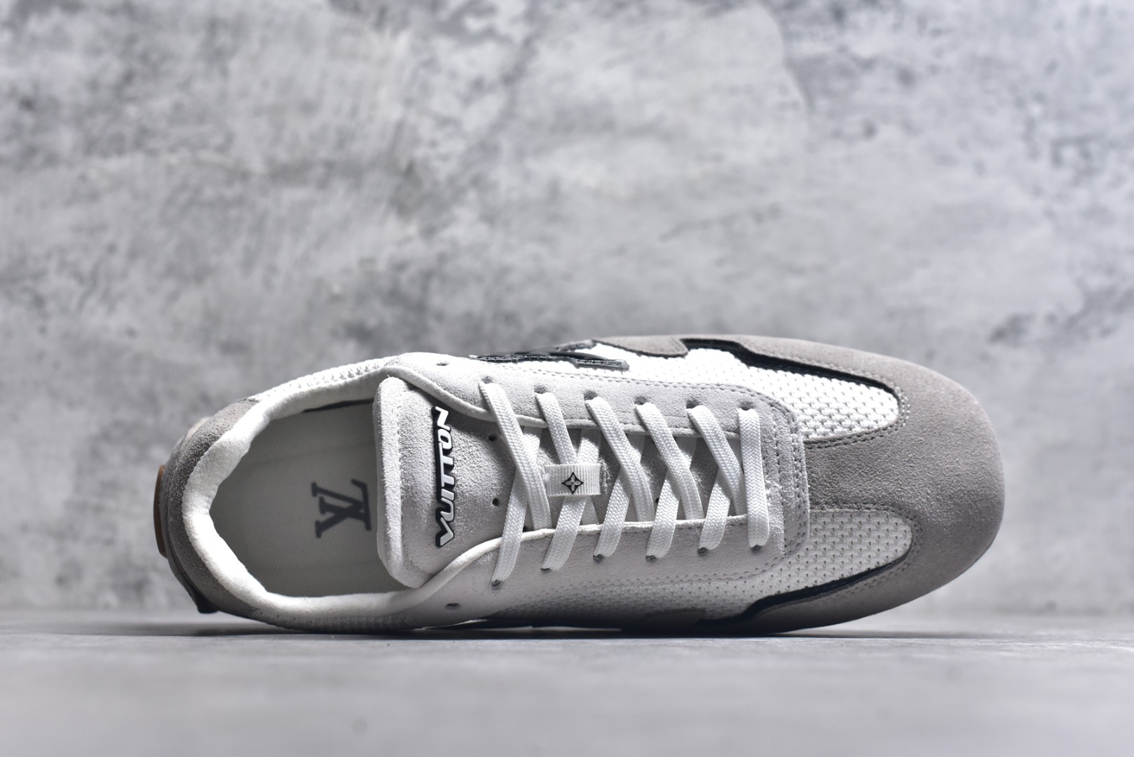 图片[4]-#LV路易威登 L家 驴牌 最新Rally系列 网面 休闲 运动鞋 豆豆鞋 原版购入开发 做货 本款 LV Rally 运动鞋拼接绒面牛皮革和网格面料，为驾驶鞋构型融入橡胶垫外底，成就舒软与轻盈兼备的摩登之选。侧面 LV 字母、后部手写体路易威登标识，以及鞋舌与外底的 Vuitton 标识共同烙下品牌印记 配送专柜精美包装🛍📦 ▪️面料： 原版定制进口网面+牛皮 ▪️内里： 原版定制透气网里 ▪️大底： 原版开模防滑橡胶材质 ▪️底厚： 2CM ▪️尺码： 男款39-45-选品中心