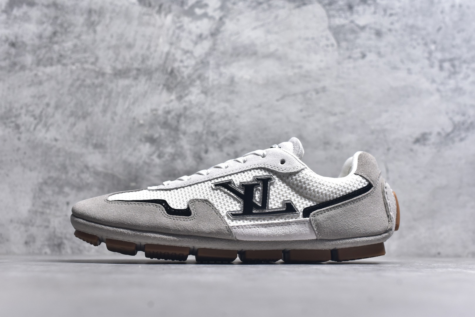 #LV路易威登 L家 驴牌 最新Rally系列 网面 休闲 运动鞋 豆豆鞋 原版购入开发 做货 本款 LV Rally 运动鞋拼接绒面牛皮革和网格面料，为驾驶鞋构型融入橡胶垫外底，成就舒软与轻盈兼备的摩登之选。侧面 LV 字母、后部手写体路易威登标识，以及鞋舌与外底的 Vuitton 标识共同烙下品牌印记 配送专柜精美包装🛍📦 ▪️面料： 原版定制进口网面+牛皮 ▪️内里： 原版定制透气网里 ▪️大底： 原版开模防滑橡胶材质 ▪️底厚： 2CM ▪️尺码： 男款39-45-选品中心