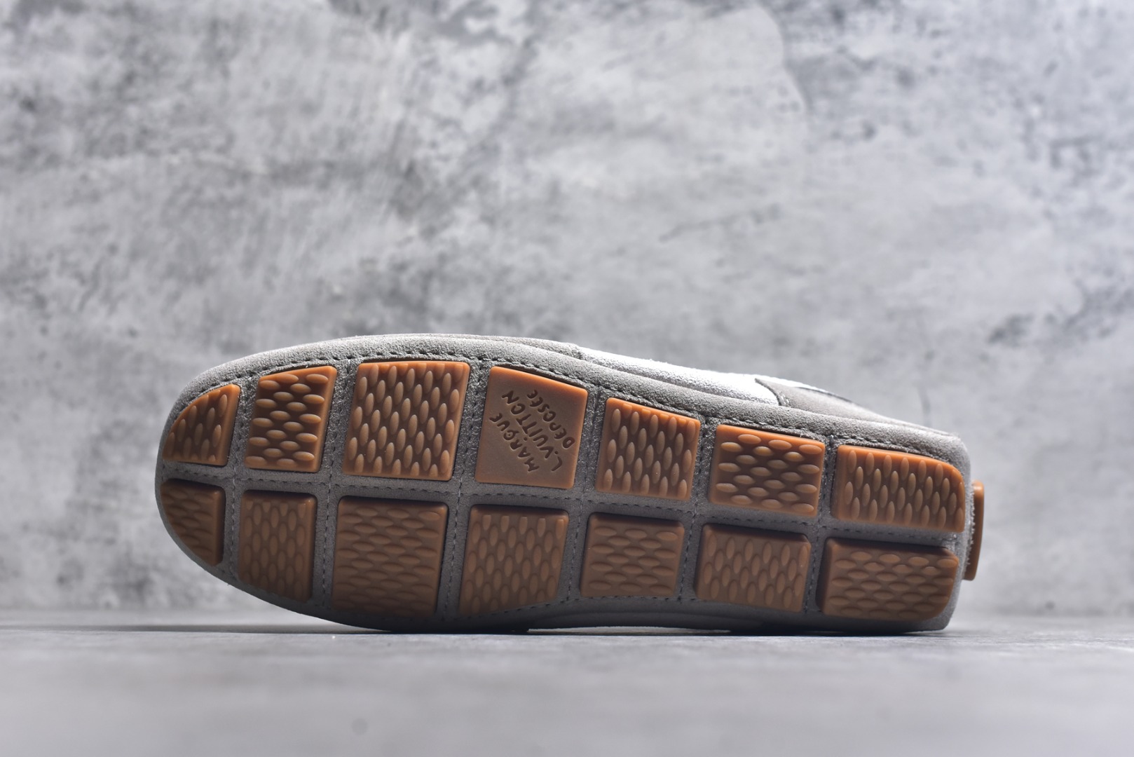 图片[6]-#LV路易威登 L家 驴牌 最新Rally系列 网面 休闲 运动鞋 豆豆鞋 原版购入开发 做货 本款 LV Rally 运动鞋拼接绒面牛皮革和网格面料，为驾驶鞋构型融入橡胶垫外底，成就舒软与轻盈兼备的摩登之选。侧面 LV 字母、后部手写体路易威登标识，以及鞋舌与外底的 Vuitton 标识共同烙下品牌印记 配送专柜精美包装🛍📦 ▪️面料： 原版定制进口网面+牛皮 ▪️内里： 原版定制透气网里 ▪️大底： 原版开模防滑橡胶材质 ▪️底厚： 2CM ▪️尺码： 男款39-45-选品中心