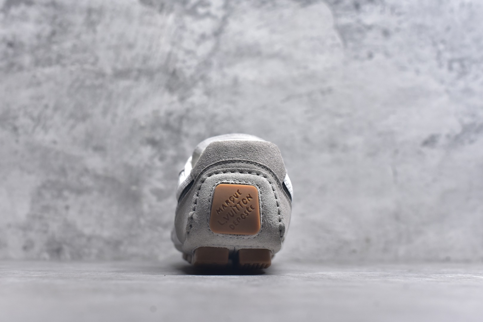 图片[5]-#LV路易威登 L家 驴牌 最新Rally系列 网面 休闲 运动鞋 豆豆鞋 原版购入开发 做货 本款 LV Rally 运动鞋拼接绒面牛皮革和网格面料，为驾驶鞋构型融入橡胶垫外底，成就舒软与轻盈兼备的摩登之选。侧面 LV 字母、后部手写体路易威登标识，以及鞋舌与外底的 Vuitton 标识共同烙下品牌印记 配送专柜精美包装🛍📦 ▪️面料： 原版定制进口网面+牛皮 ▪️内里： 原版定制透气网里 ▪️大底： 原版开模防滑橡胶材质 ▪️底厚： 2CM ▪️尺码： 男款39-45-选品中心