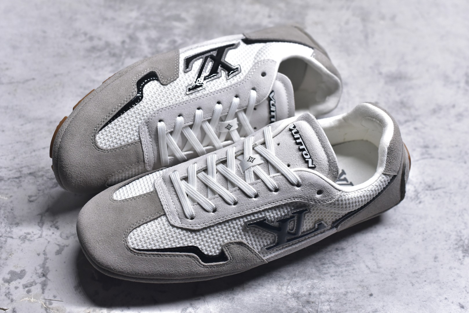 图片[7]-#LV路易威登 L家 驴牌 最新Rally系列 网面 休闲 运动鞋 豆豆鞋 原版购入开发 做货 本款 LV Rally 运动鞋拼接绒面牛皮革和网格面料，为驾驶鞋构型融入橡胶垫外底，成就舒软与轻盈兼备的摩登之选。侧面 LV 字母、后部手写体路易威登标识，以及鞋舌与外底的 Vuitton 标识共同烙下品牌印记 配送专柜精美包装🛍📦 ▪️面料： 原版定制进口网面+牛皮 ▪️内里： 原版定制透气网里 ▪️大底： 原版开模防滑橡胶材质 ▪️底厚： 2CM ▪️尺码： 男款39-45-选品中心