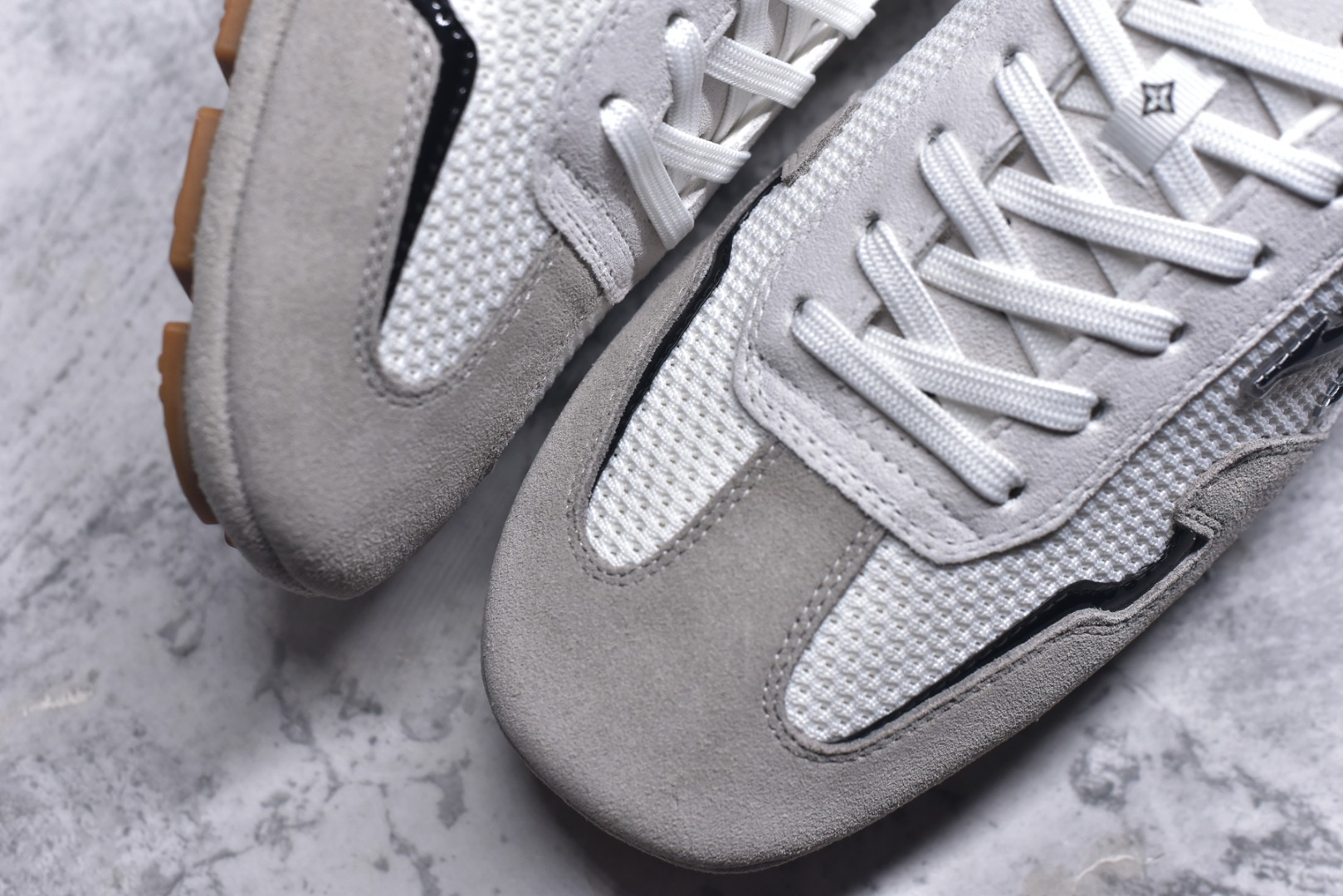 图片[8]-#LV路易威登 L家 驴牌 最新Rally系列 网面 休闲 运动鞋 豆豆鞋 原版购入开发 做货 本款 LV Rally 运动鞋拼接绒面牛皮革和网格面料，为驾驶鞋构型融入橡胶垫外底，成就舒软与轻盈兼备的摩登之选。侧面 LV 字母、后部手写体路易威登标识，以及鞋舌与外底的 Vuitton 标识共同烙下品牌印记 配送专柜精美包装🛍📦 ▪️面料： 原版定制进口网面+牛皮 ▪️内里： 原版定制透气网里 ▪️大底： 原版开模防滑橡胶材质 ▪️底厚： 2CM ▪️尺码： 男款39-45-选品中心