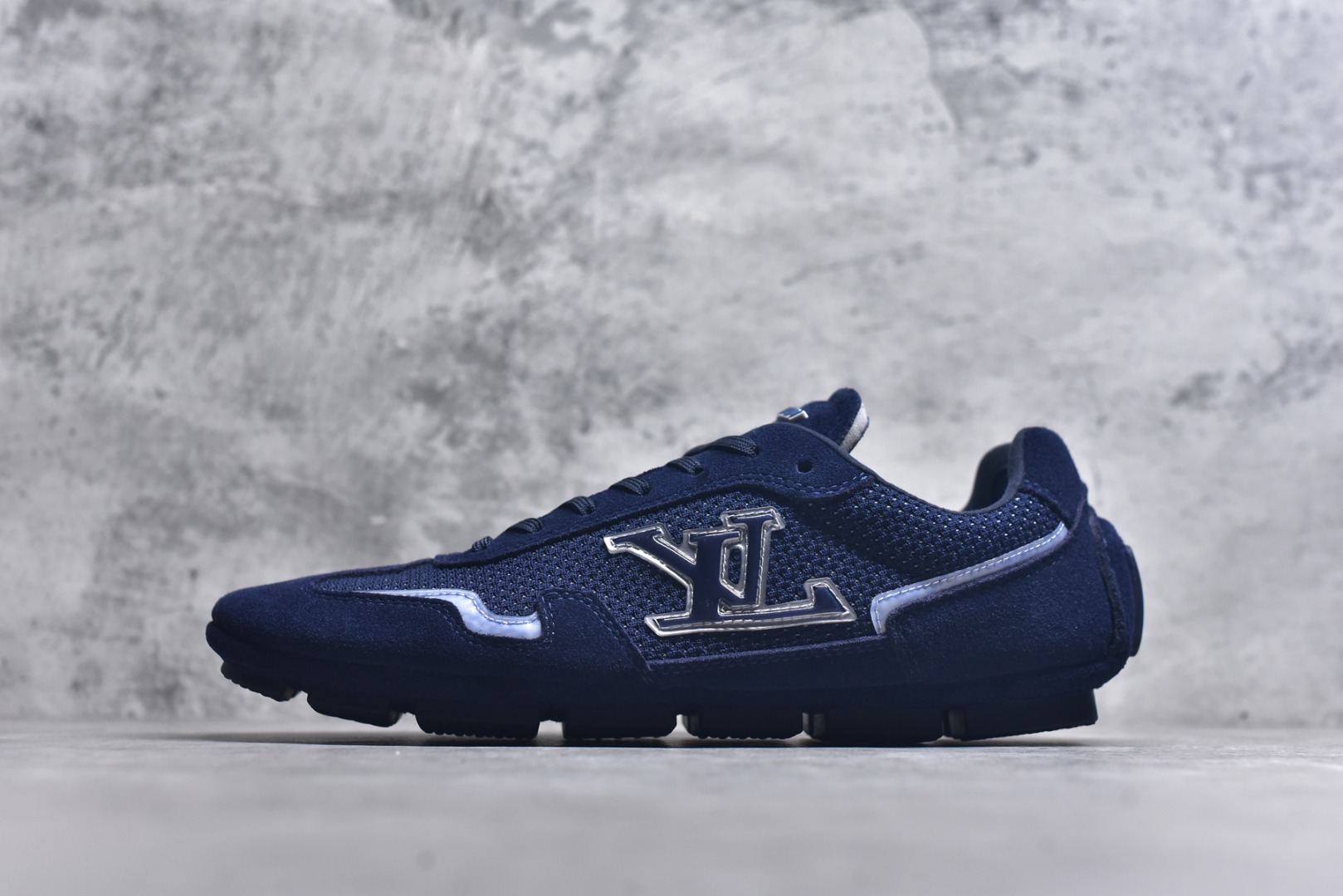 #LV路易威登 L家 驴牌 最新Rally系列 网面 休闲 运动鞋 豆豆鞋 原版购入开发 做货 本款 LV Rally 运动鞋拼接绒面牛皮革和网格面料，为驾驶鞋构型融入橡胶垫外底，成就舒软与轻盈兼备的摩登之选。侧面 LV 字母、后部手写体路易威登标识，以及鞋舌与外底的 Vuitton 标识共同烙下品牌印记 配送专柜精美包装🛍📦 ▪️面料： 原版定制进口网面+牛皮 ▪️内里： 原版定制透气网里 ▪️大底： 原版开模防滑橡胶材质 ▪️底厚： 2CM ▪️尺码： 男款39-45-选品中心