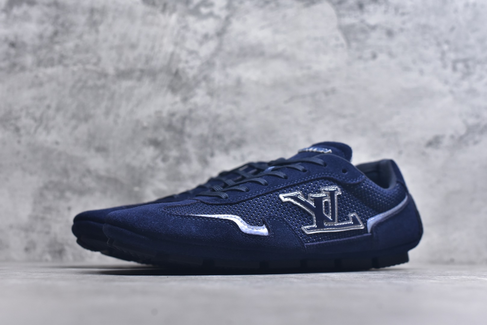 图片[2]-#LV路易威登 L家 驴牌 最新Rally系列 网面 休闲 运动鞋 豆豆鞋 原版购入开发 做货 本款 LV Rally 运动鞋拼接绒面牛皮革和网格面料，为驾驶鞋构型融入橡胶垫外底，成就舒软与轻盈兼备的摩登之选。侧面 LV 字母、后部手写体路易威登标识，以及鞋舌与外底的 Vuitton 标识共同烙下品牌印记 配送专柜精美包装🛍📦 ▪️面料： 原版定制进口网面+牛皮 ▪️内里： 原版定制透气网里 ▪️大底： 原版开模防滑橡胶材质 ▪️底厚： 2CM ▪️尺码： 男款39-45-选品中心