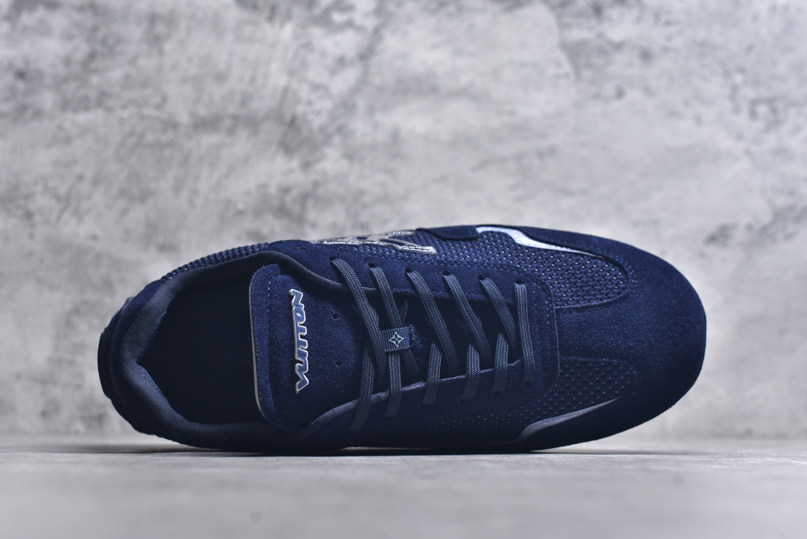 图片[4]-#LV路易威登 L家 驴牌 最新Rally系列 网面 休闲 运动鞋 豆豆鞋 原版购入开发 做货 本款 LV Rally 运动鞋拼接绒面牛皮革和网格面料，为驾驶鞋构型融入橡胶垫外底，成就舒软与轻盈兼备的摩登之选。侧面 LV 字母、后部手写体路易威登标识，以及鞋舌与外底的 Vuitton 标识共同烙下品牌印记 配送专柜精美包装🛍📦 ▪️面料： 原版定制进口网面+牛皮 ▪️内里： 原版定制透气网里 ▪️大底： 原版开模防滑橡胶材质 ▪️底厚： 2CM ▪️尺码： 男款39-45-选品中心