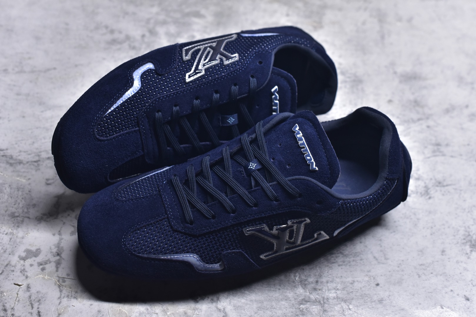 图片[7]-#LV路易威登 L家 驴牌 最新Rally系列 网面 休闲 运动鞋 豆豆鞋 原版购入开发 做货 本款 LV Rally 运动鞋拼接绒面牛皮革和网格面料，为驾驶鞋构型融入橡胶垫外底，成就舒软与轻盈兼备的摩登之选。侧面 LV 字母、后部手写体路易威登标识，以及鞋舌与外底的 Vuitton 标识共同烙下品牌印记 配送专柜精美包装🛍📦 ▪️面料： 原版定制进口网面+牛皮 ▪️内里： 原版定制透气网里 ▪️大底： 原版开模防滑橡胶材质 ▪️底厚： 2CM ▪️尺码： 男款39-45-选品中心